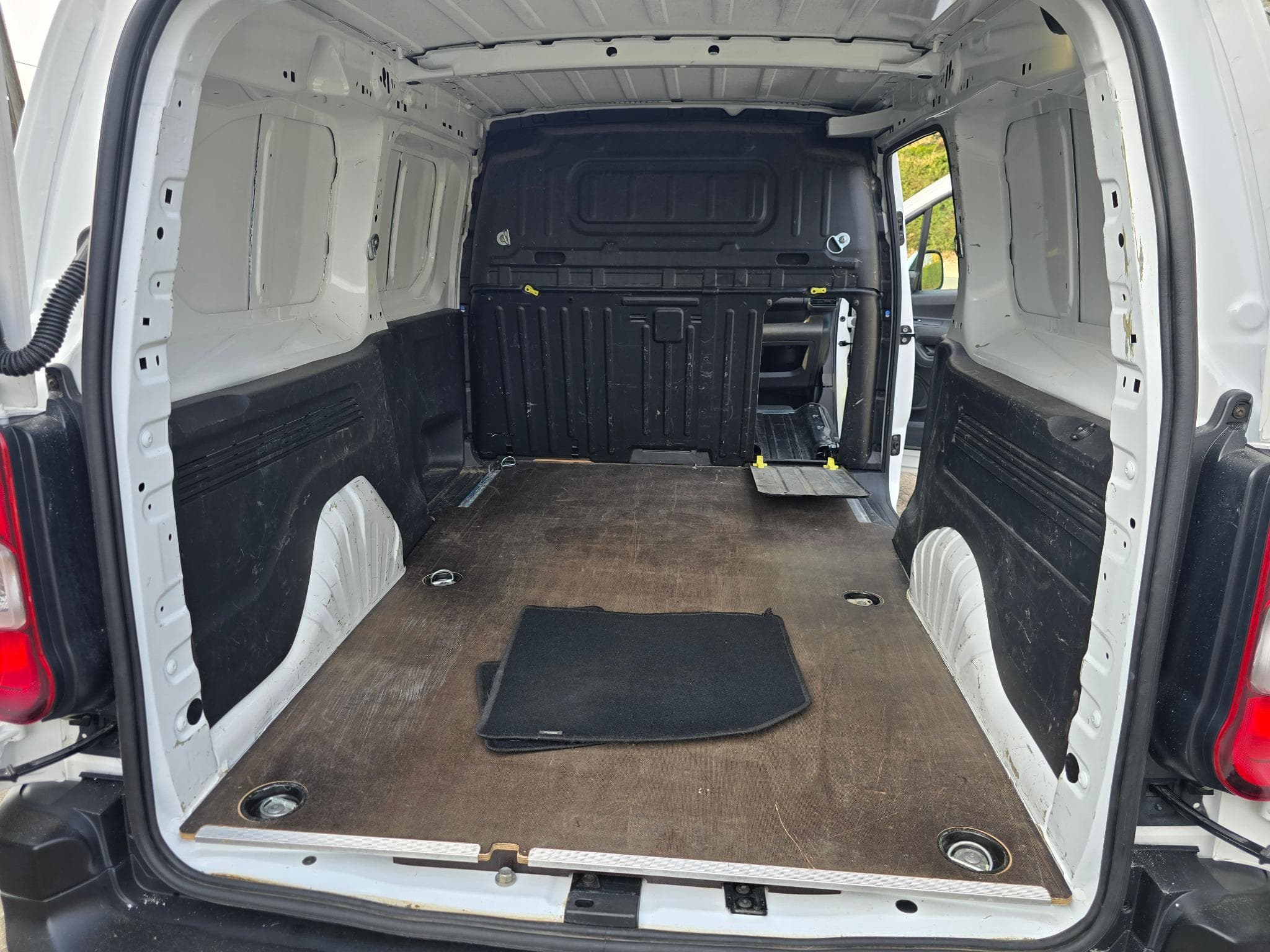 Peugeot Partner hdi 102 cv 2020 66000 kms L2 opts 3 places 11290 HTVA (2020) - Foto 9