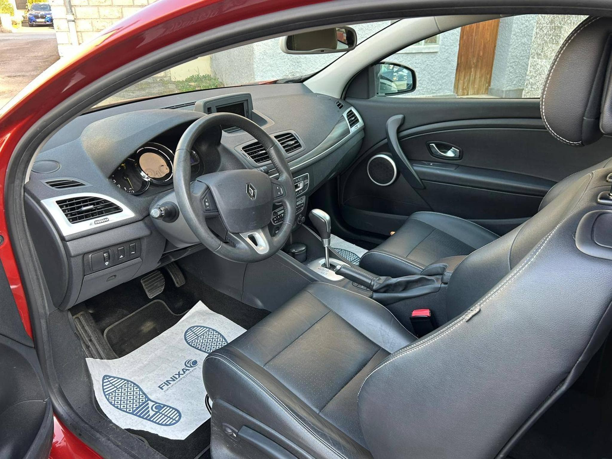 Renault Megane COUPE 2.0 ESSENCE 140CV AUTOMATIQUE (2010) - Photo 10