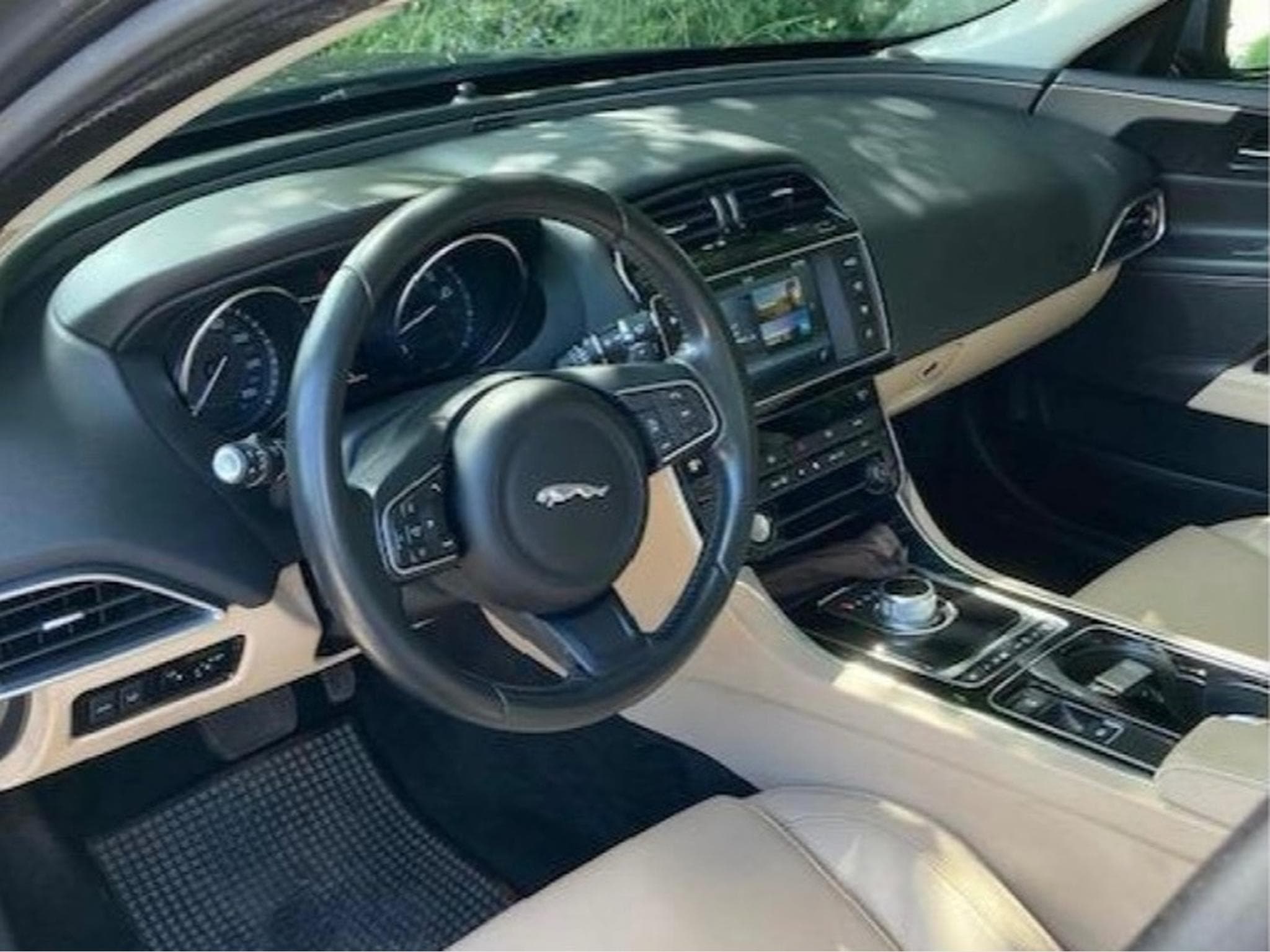 Jaguar XE Portofolio (2015) - Foto 3