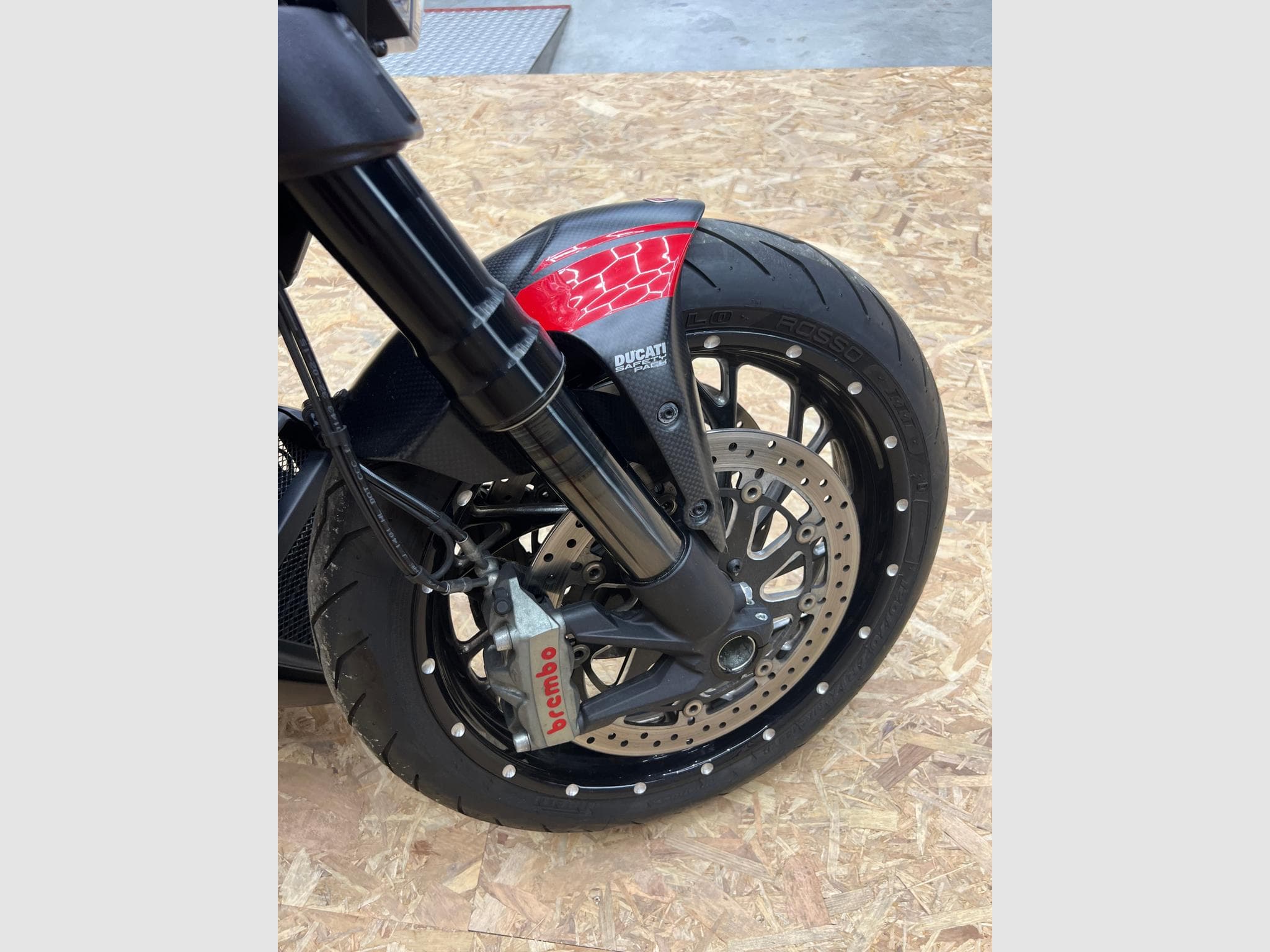 Ducati Diavel red carbon (2015) - Photo 4