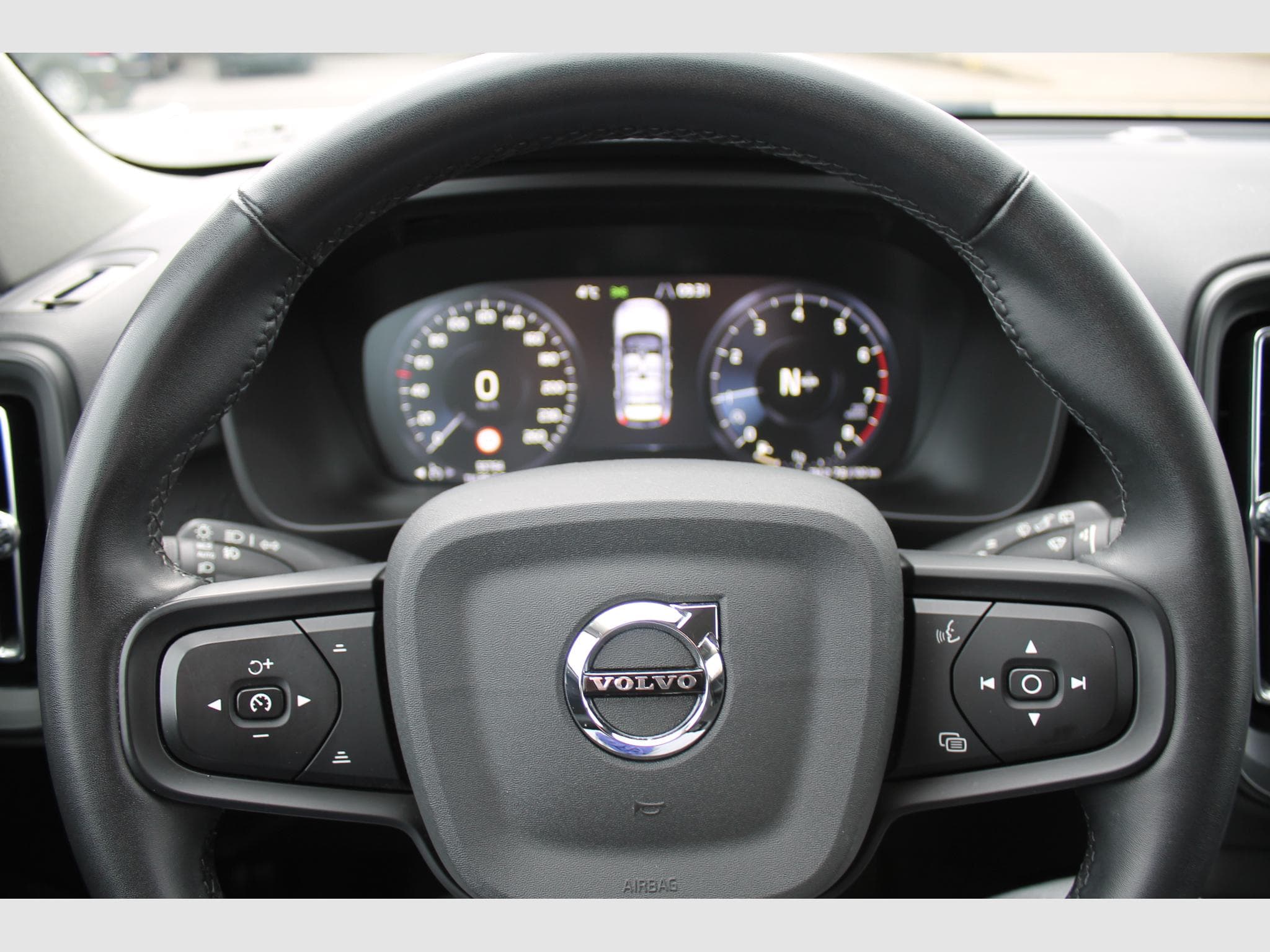 Volvo XC40 T2 Momentum Core (2022) - Foto 8