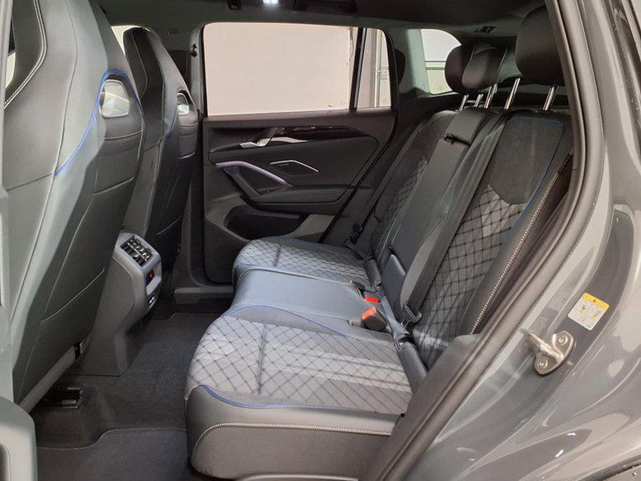 VW Tiguan R-Line 2.0 TSI 7-Gang-DSG 4x4 (2025) - Foto 10