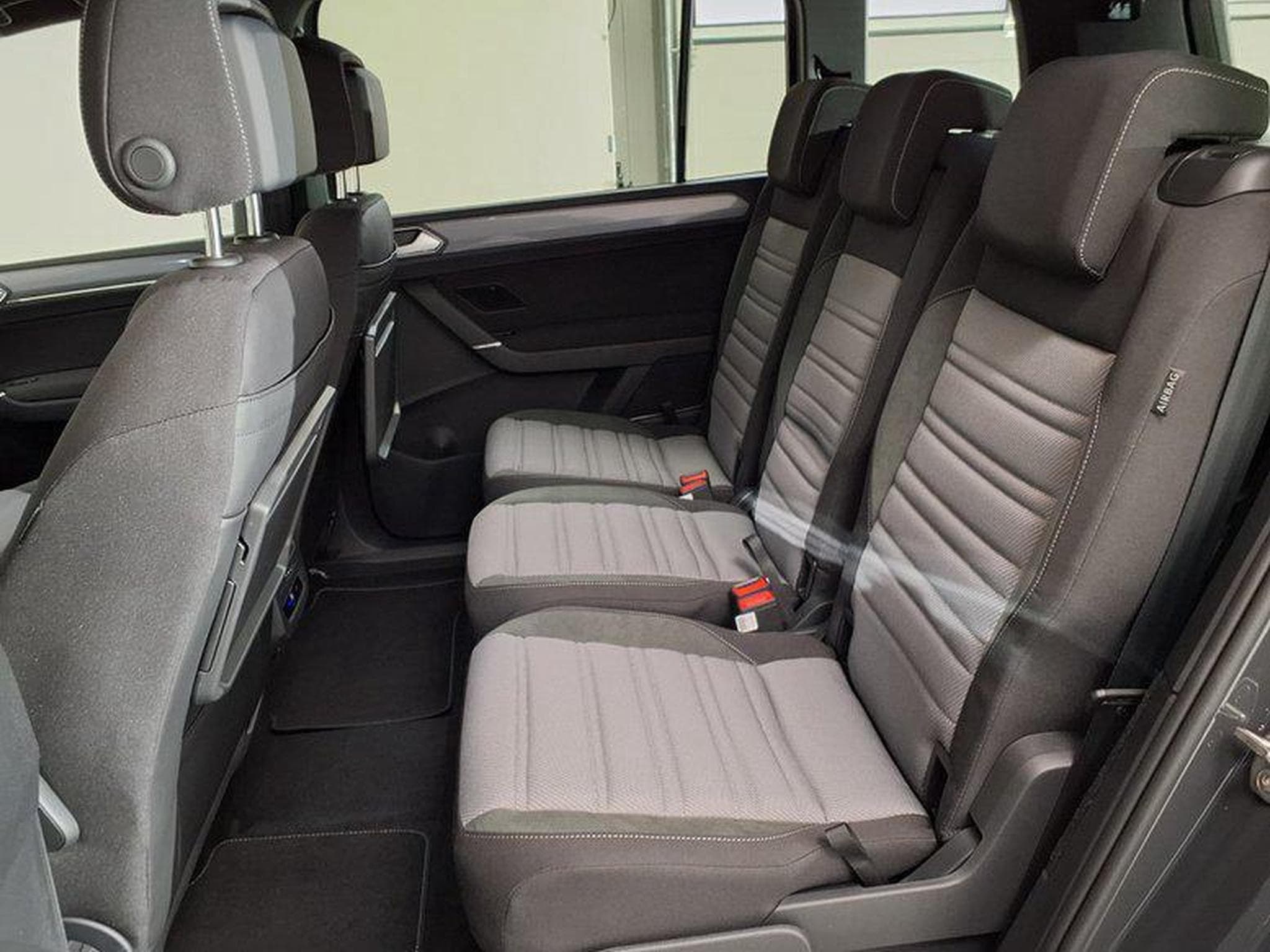 VW Touran Highline R-Line 1.5 TSI 7-Gang-DSG (2026) - Foto 10