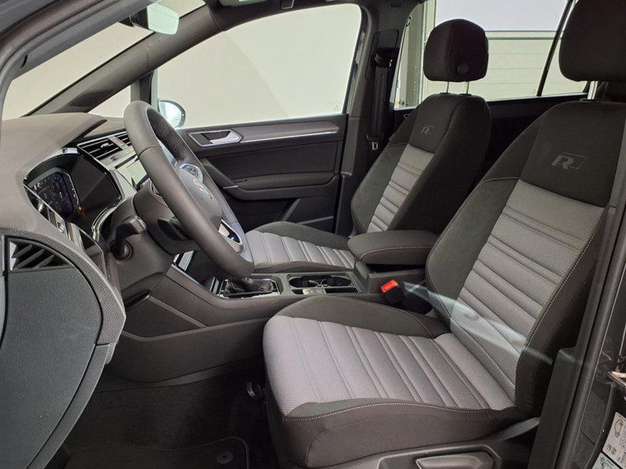 VW Touran Highline R-Line 1.5 TSI 7-Gang-DSG (2026) - Foto 9