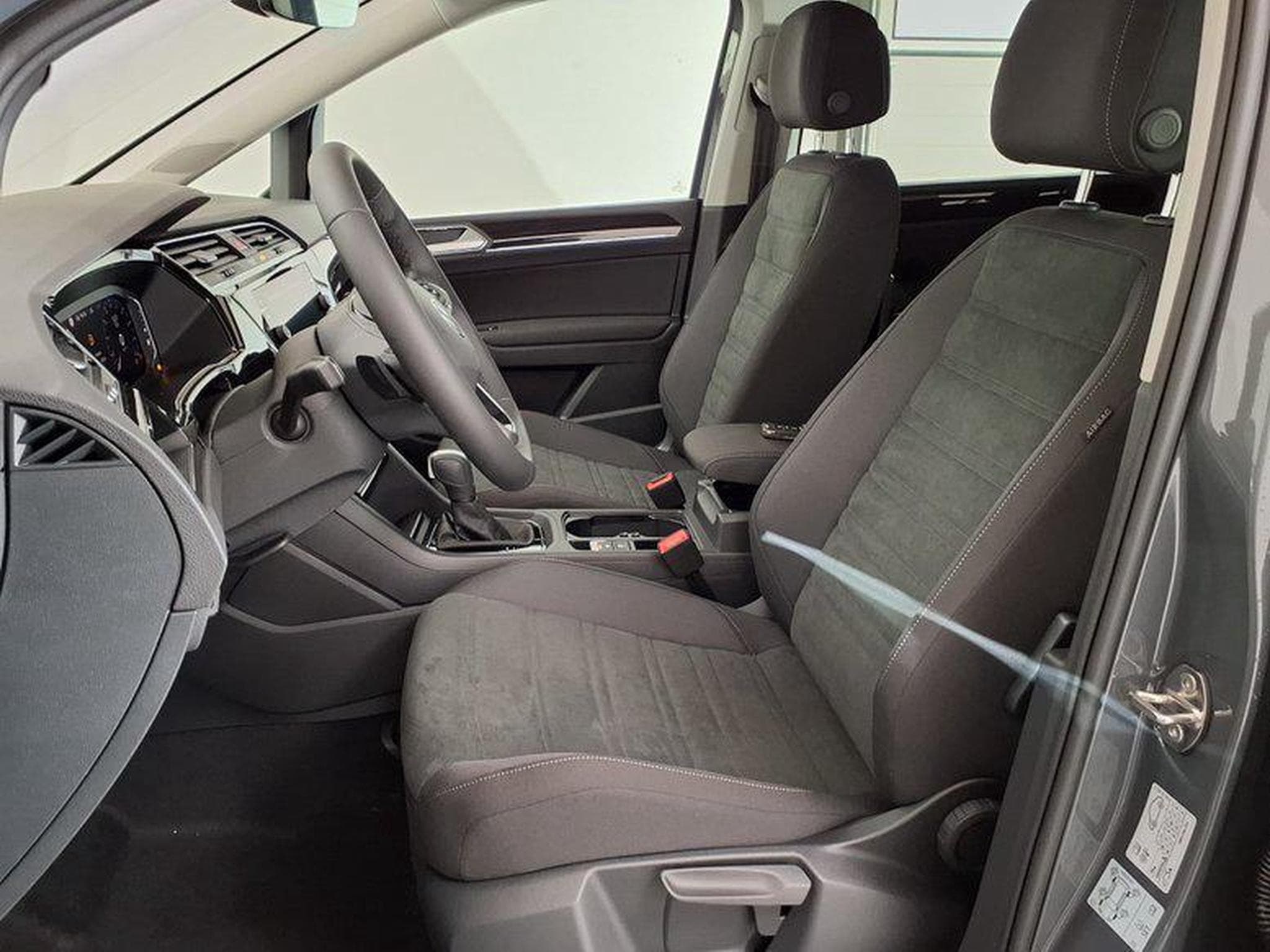 VW Touran Highline R-Line 1.5 TSI 7-Gang-DSG (2026) - Foto 9