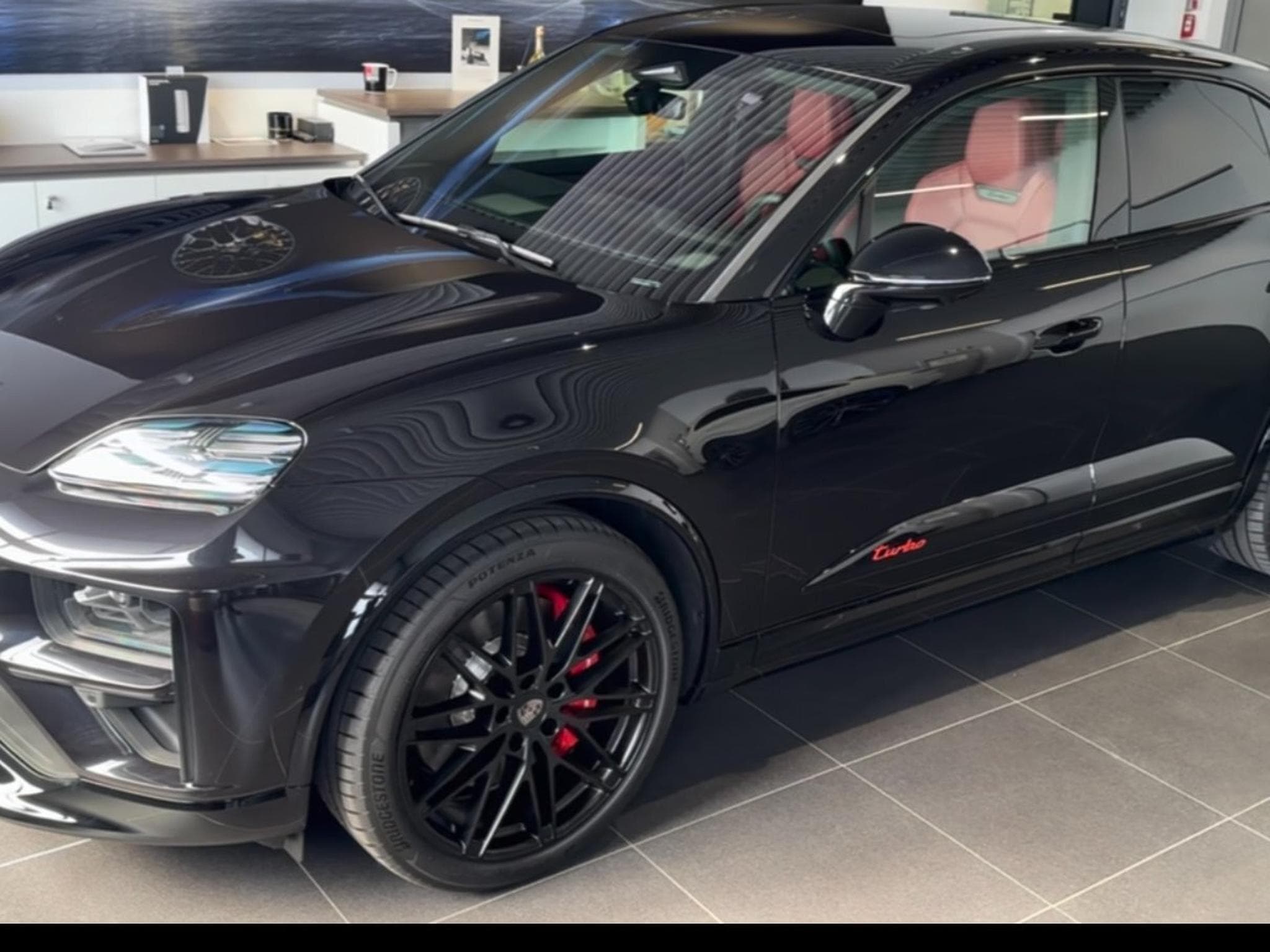 Porsche Macan TURBO (2024) - Photo 1