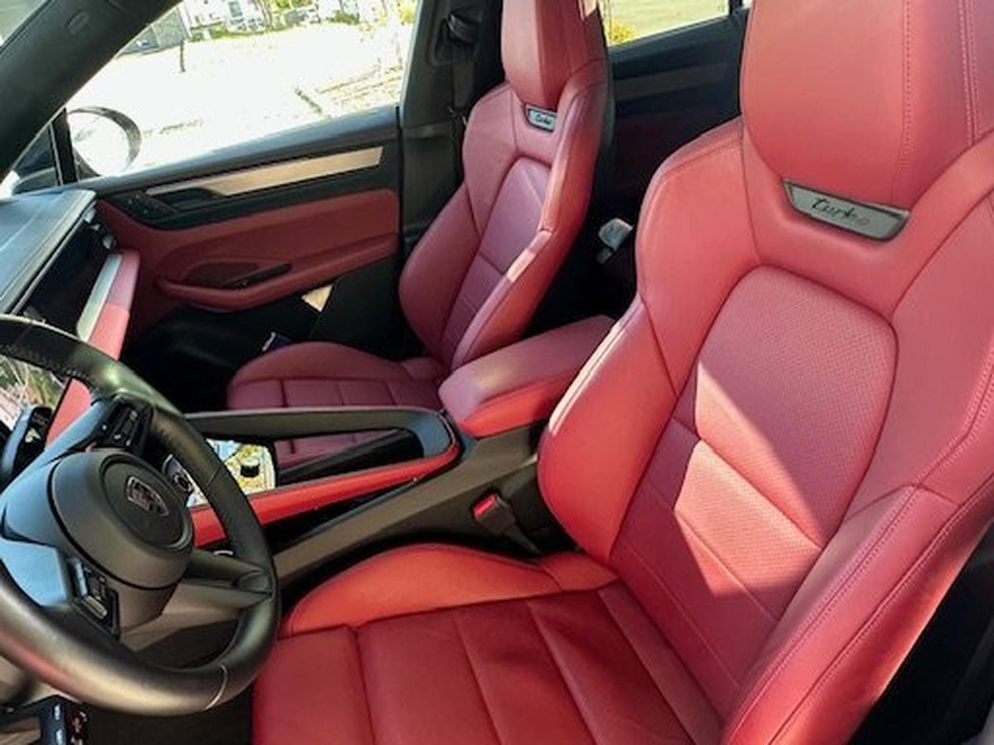 Porsche Macan TURBO (2024) - Photo 2