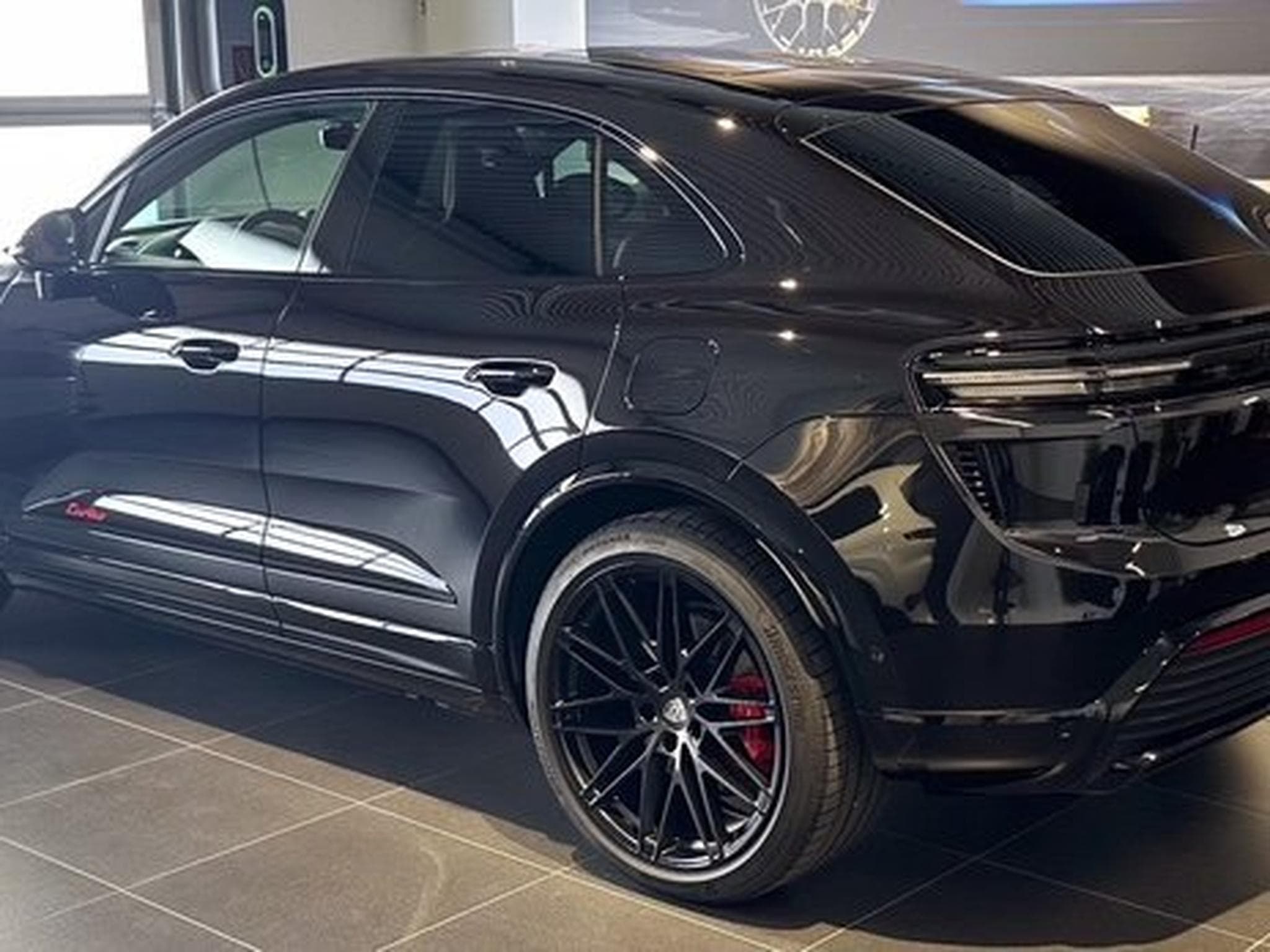 Porsche Macan TURBO (2024) - Photo 3