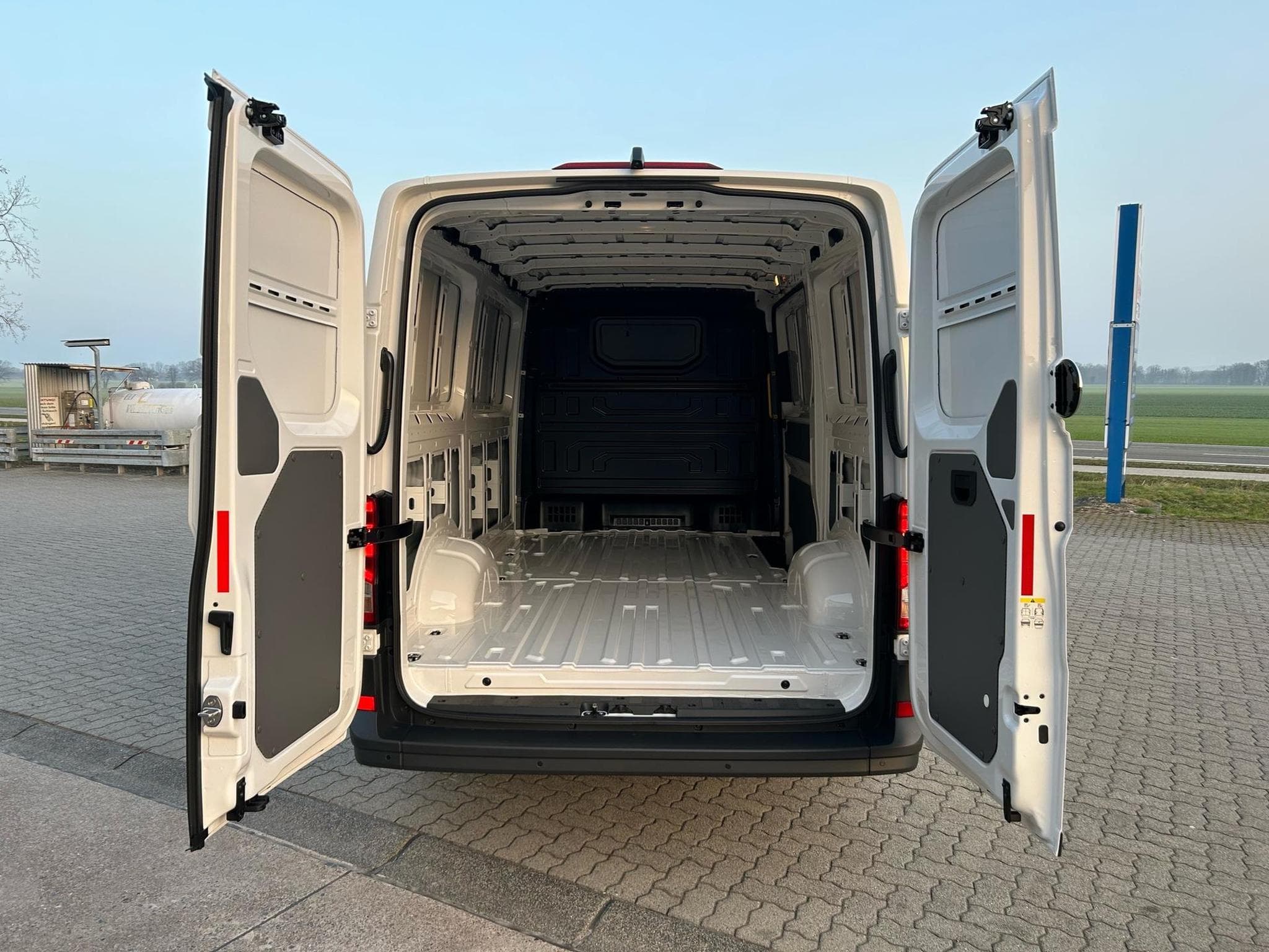VW Crafter 35 2.0 TDI (2026) - Photo 17