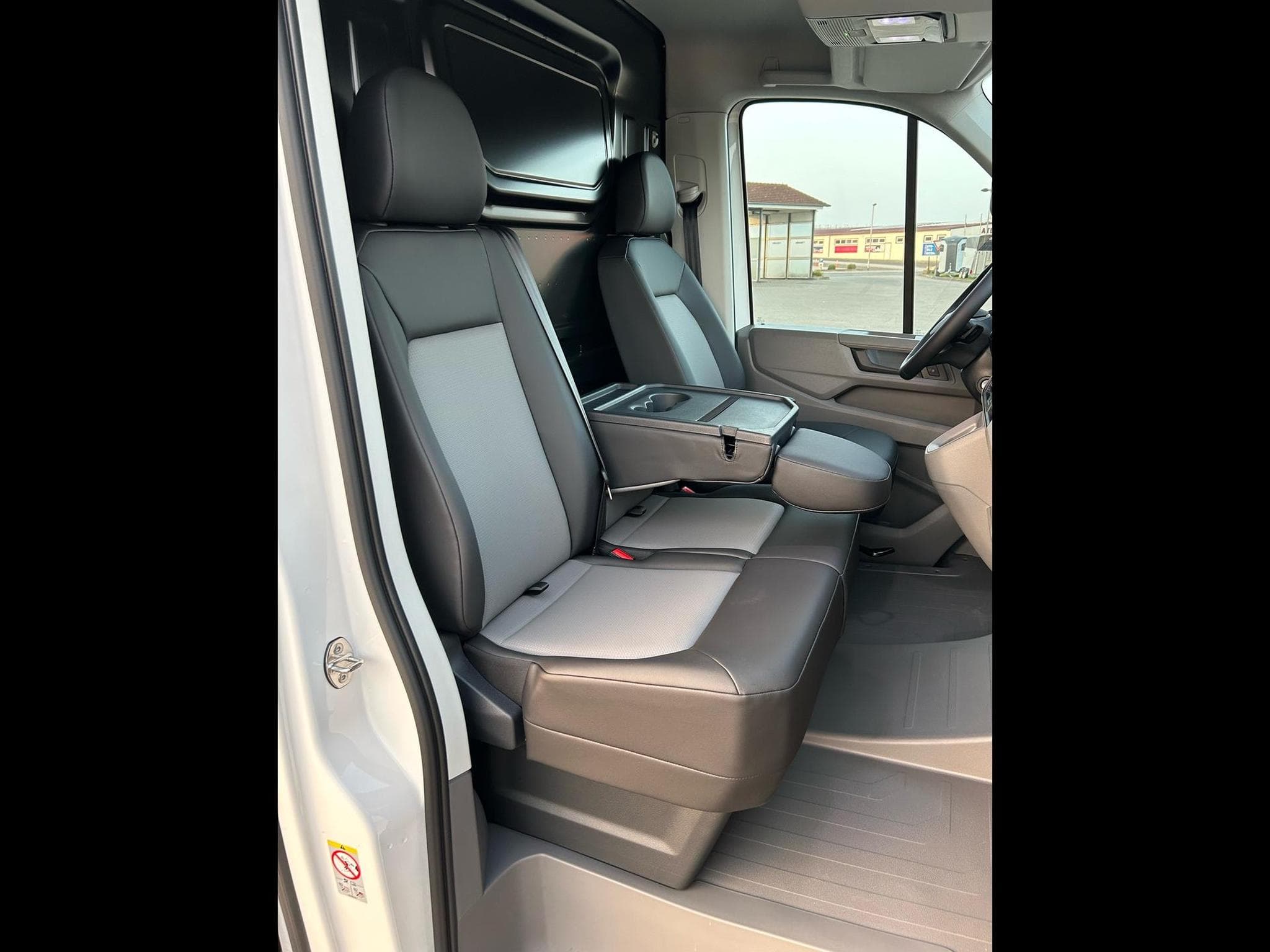 VW Crafter 35 2.0 TDI (2026) - Photo 6