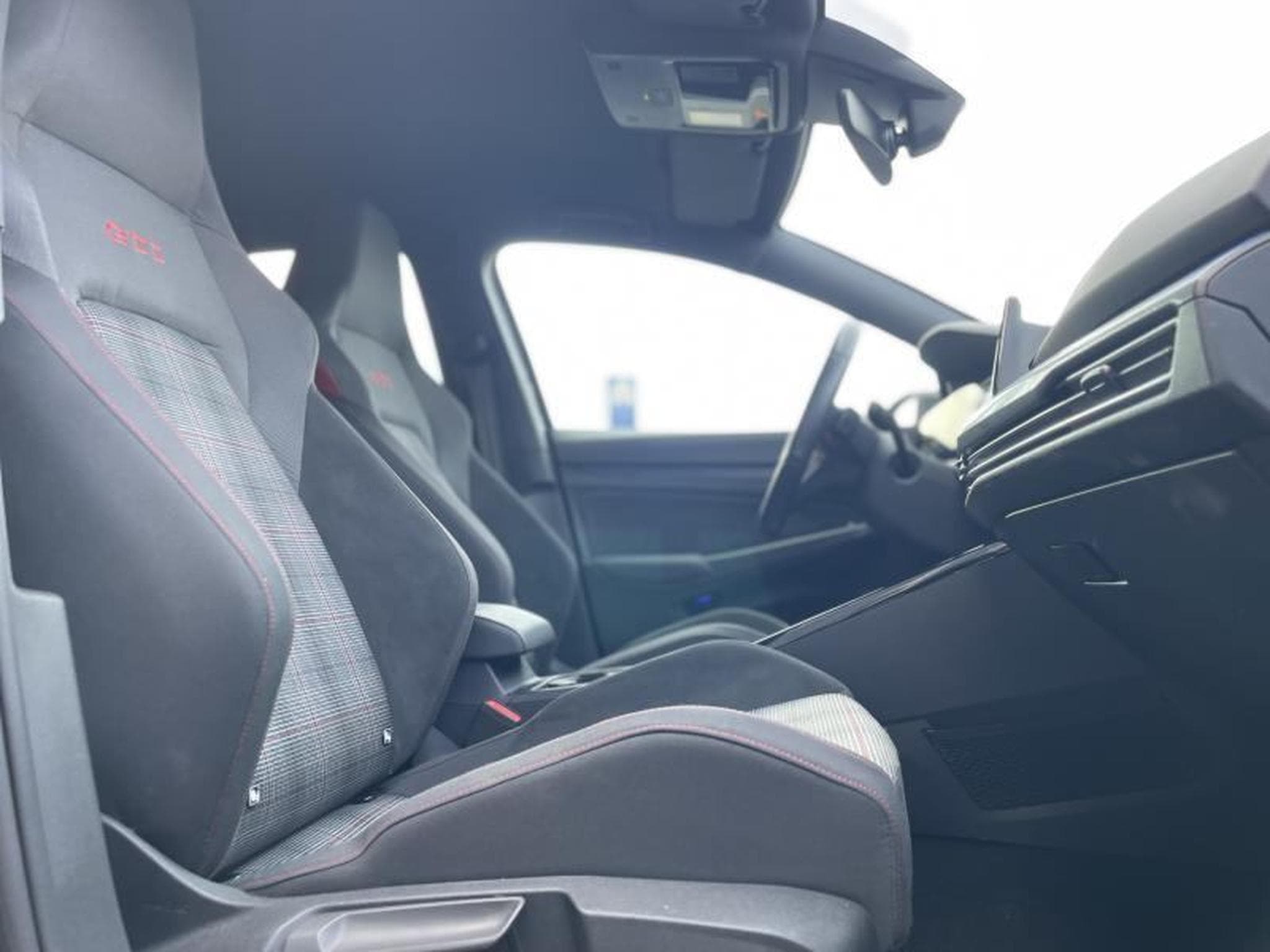 VW Golf 8 GTI 2.0 TSI DSG7 (2024) - Photo 4