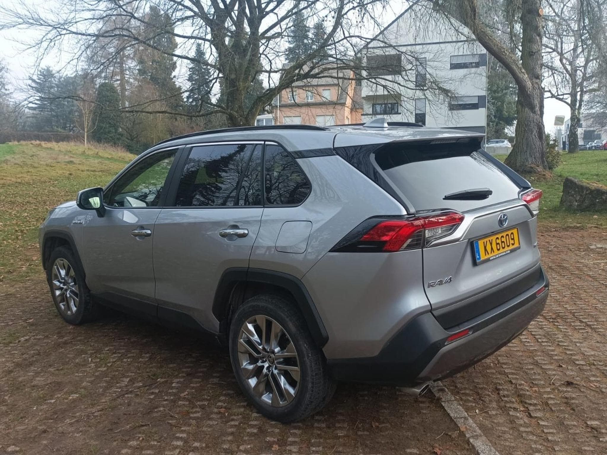 Toyota Rav 4 AWD e-CVT Premium Plus LHD (2022) - Photo 2
