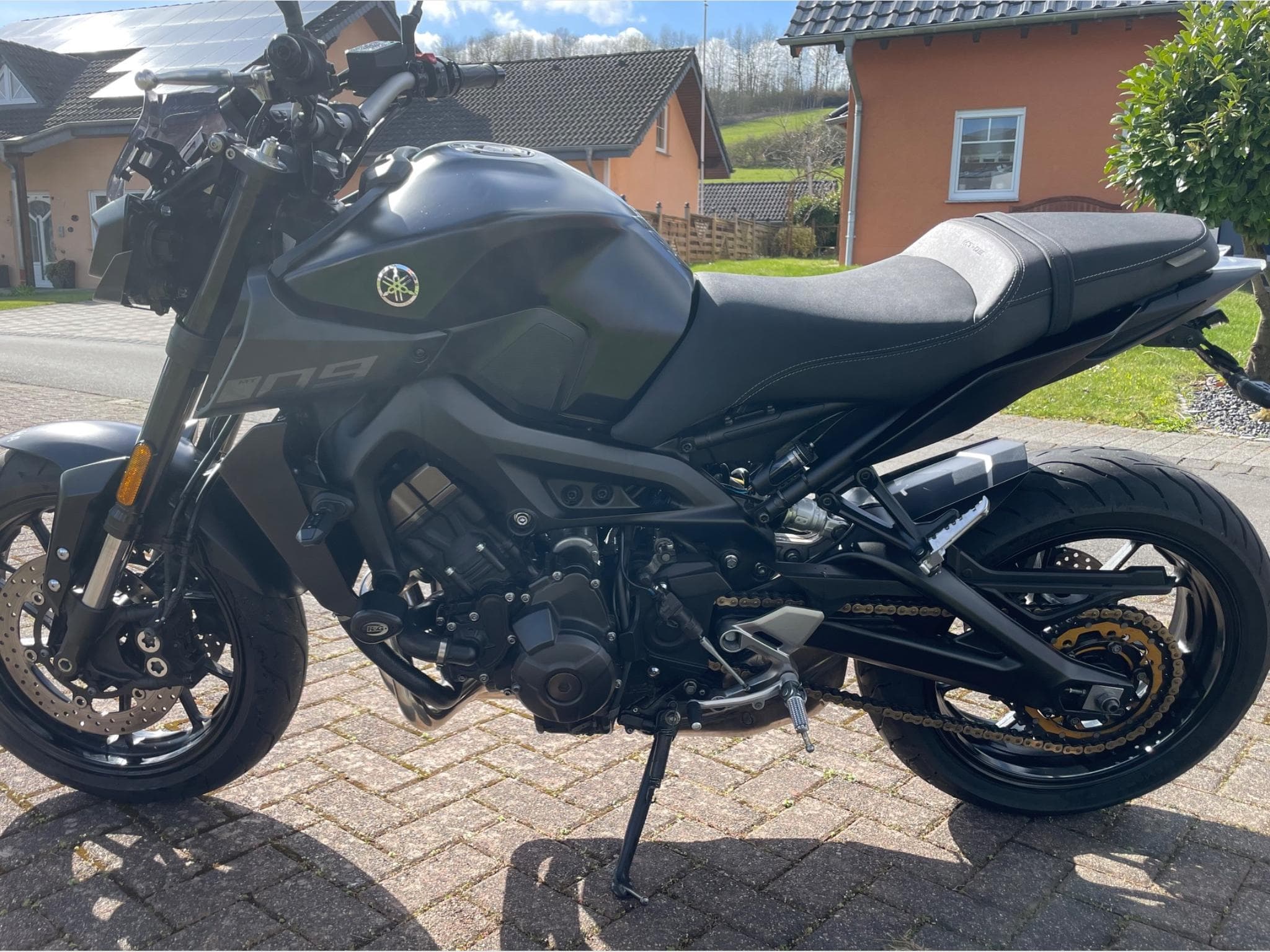 Yamaha MT09 Black Tech (2017) - Photo 2