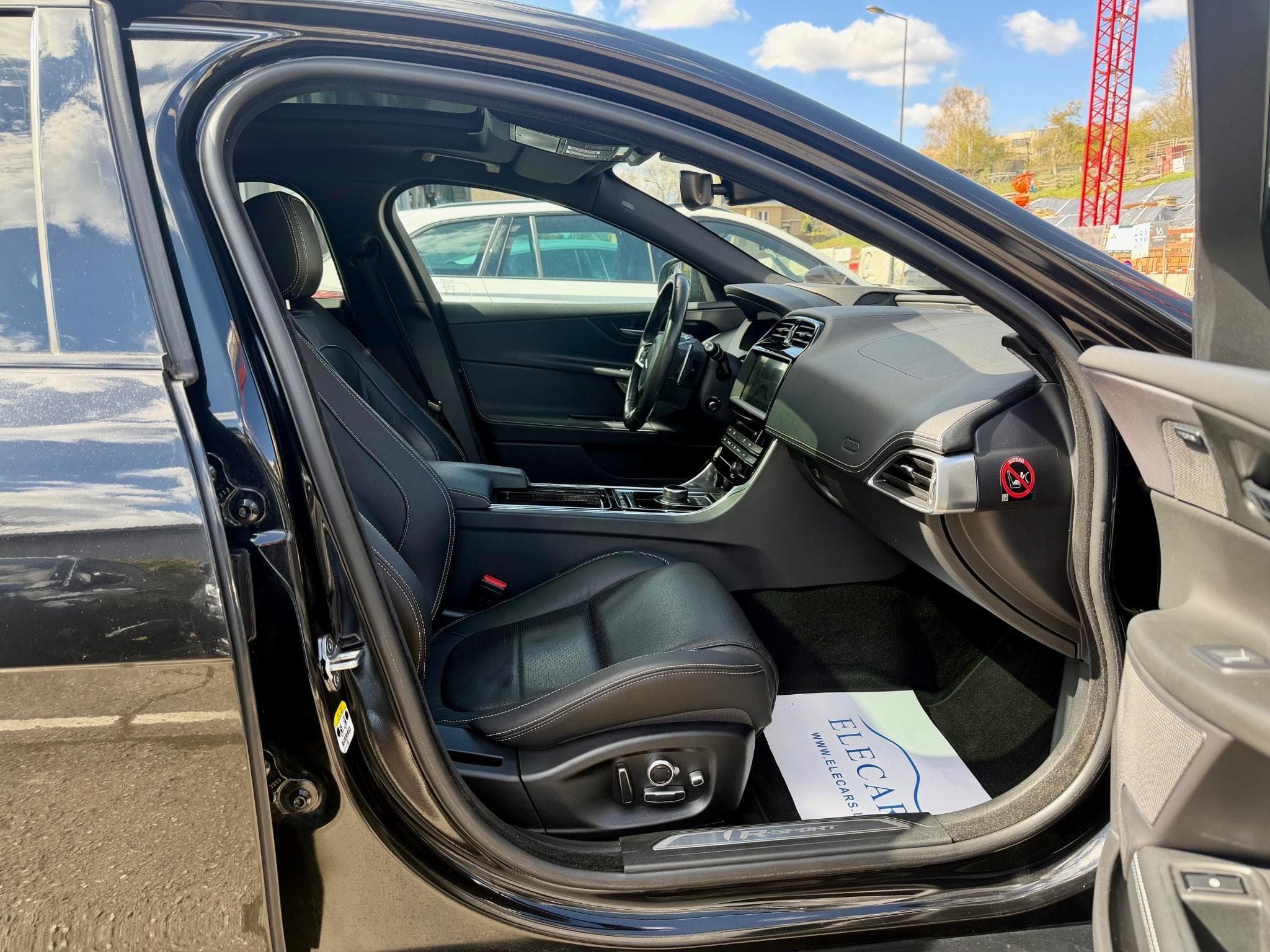 Jaguar XE 25d 240 AWD Aut. R-Sport PANO/HEAD-UP/360°/ACC (2018) - Photo 9