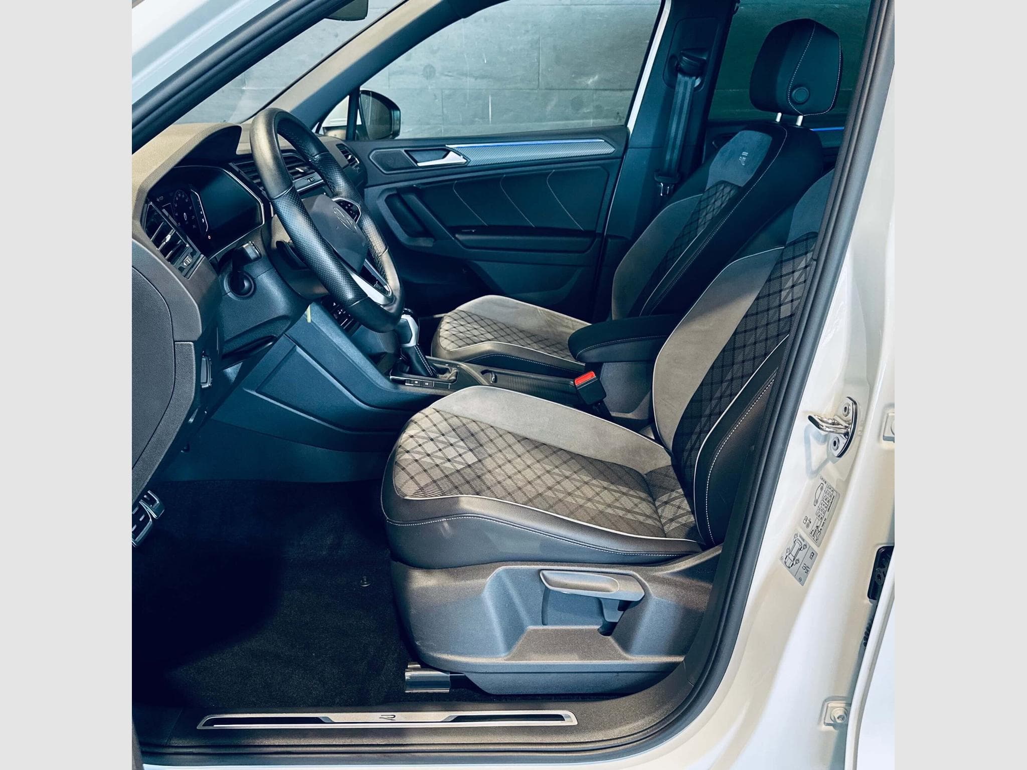 VW Tiguan TIGUAN R-LINE TDI DSG (2023) - Photo 6