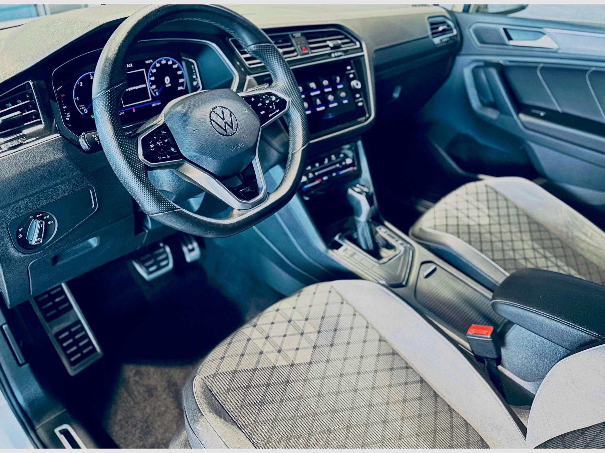 VW Tiguan TIGUAN R-LINE TDI DSG (2023) - Photo 8