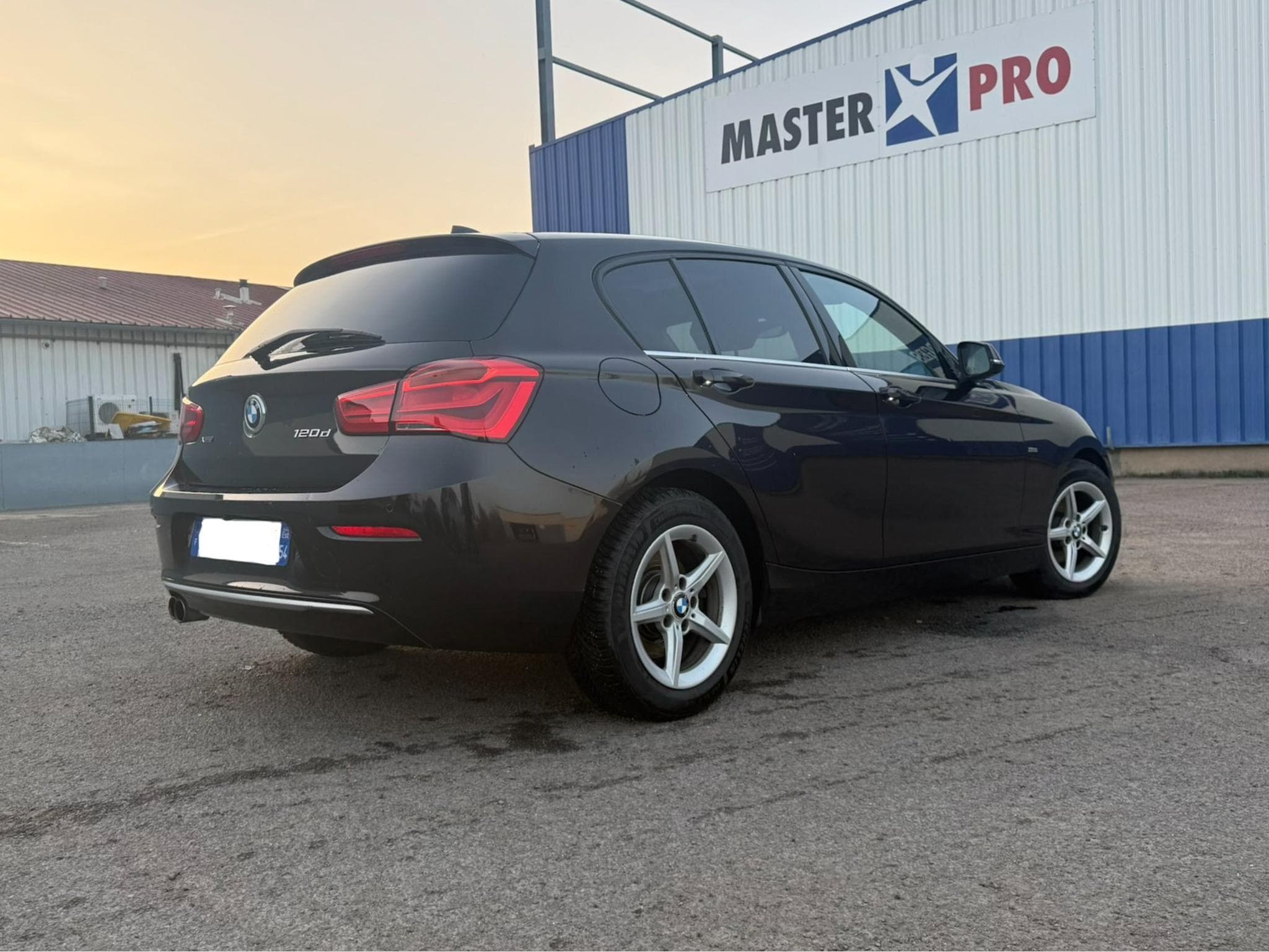 BMW 120 xDrive 190 ch BVA8 Urban Chic (2017) - Photo 2