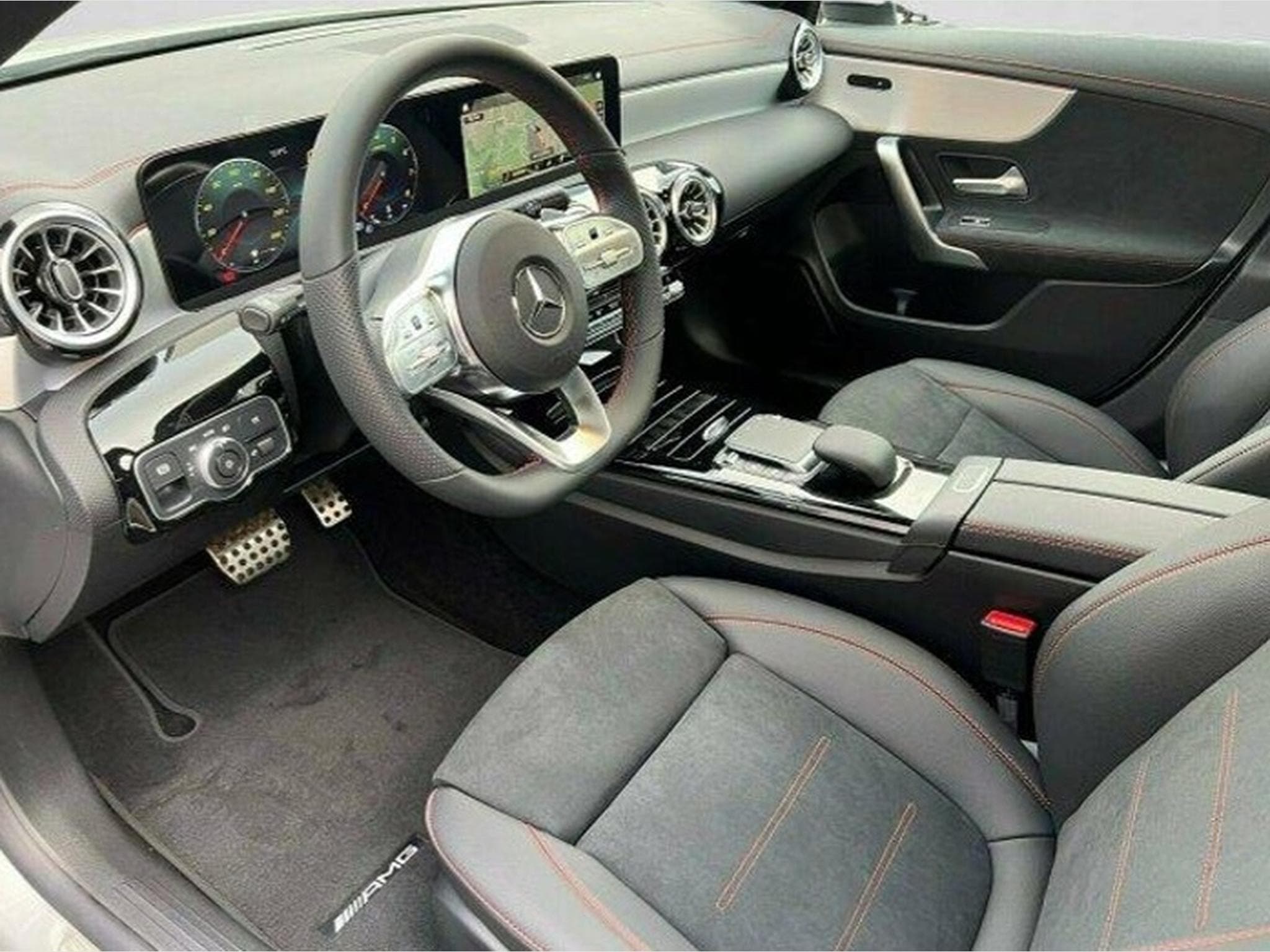 Mercedes CLA 200 AMG Coupe (2023) - Photo 2