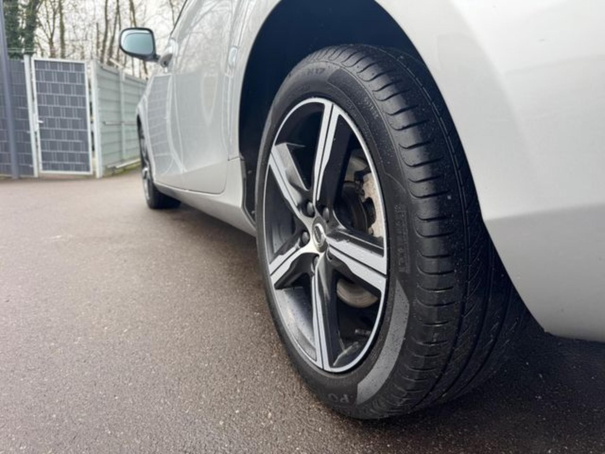 Volvo V40 V40 R-DESIGN AUTOMATIK*VOLL-LED*NAVI*SHZ*1.HAND* (2019) - Foto 10