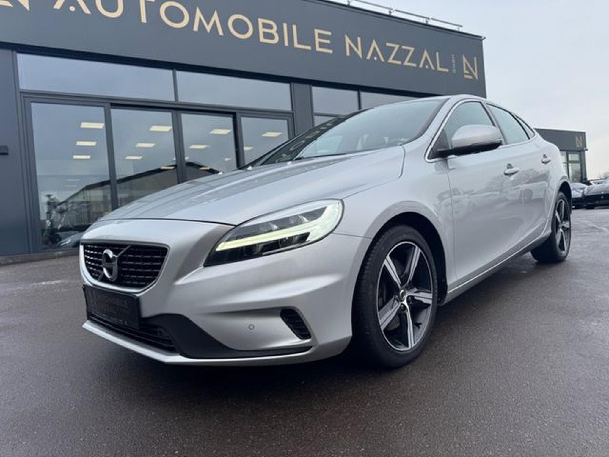 Volvo V40 V40 R-DESIGN AUTOMATIK*VOLL-LED*NAVI*SHZ*1.HAND* (2019) - Foto 2