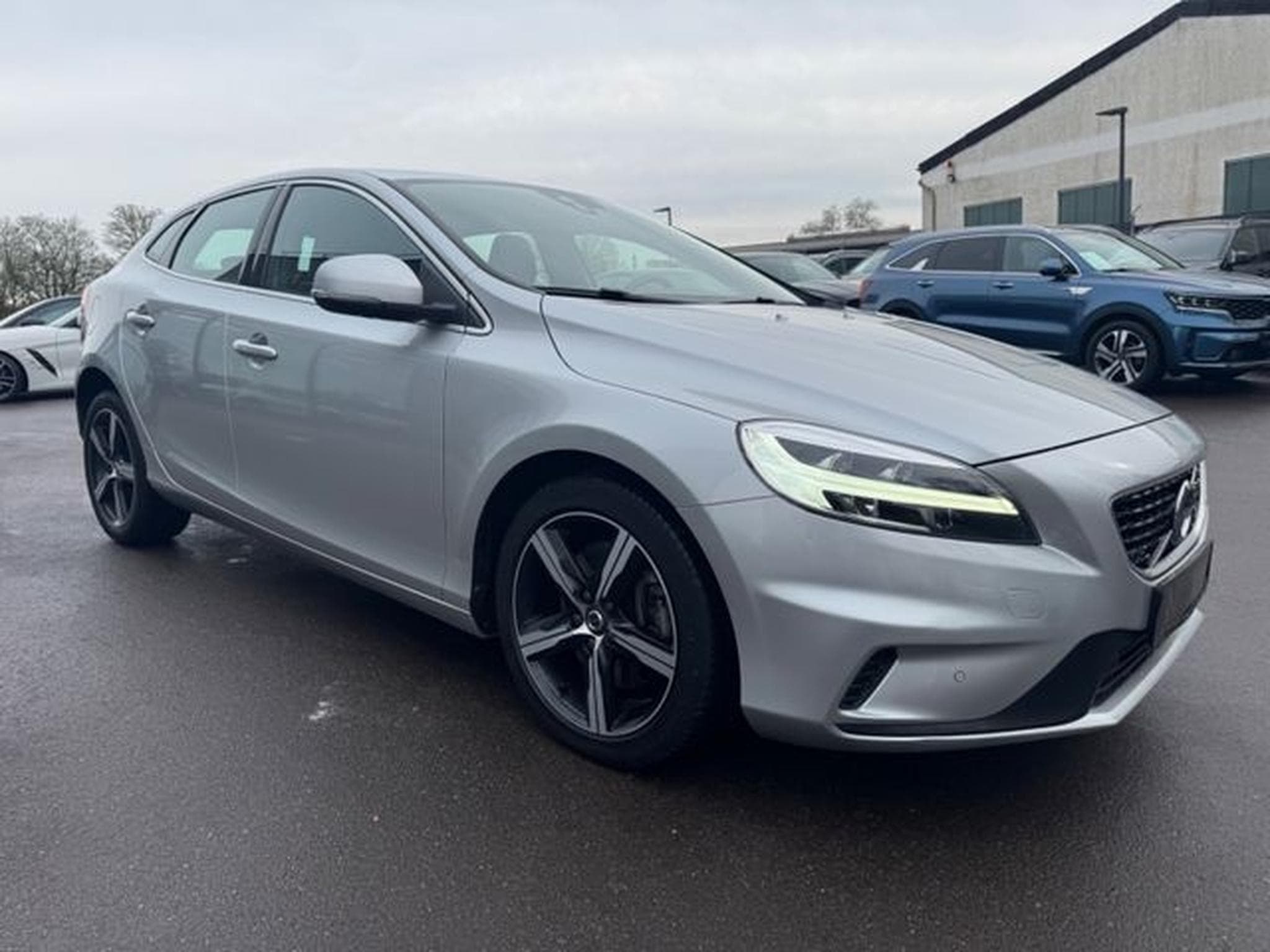 Volvo V40 V40 R-DESIGN AUTOMATIK*VOLL-LED*NAVI*SHZ*1.HAND* (2019) - Foto 4