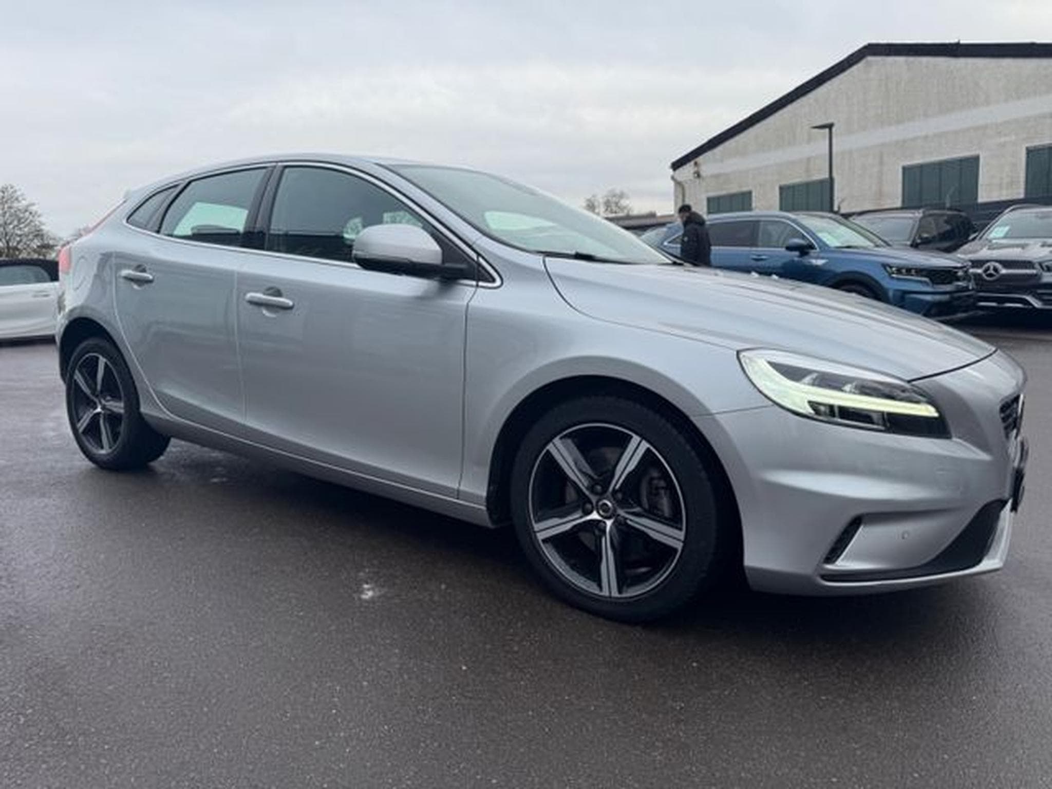 Volvo V40 V40 R-DESIGN AUTOMATIK*VOLL-LED*NAVI*SHZ*1.HAND* (2019) - Foto 5