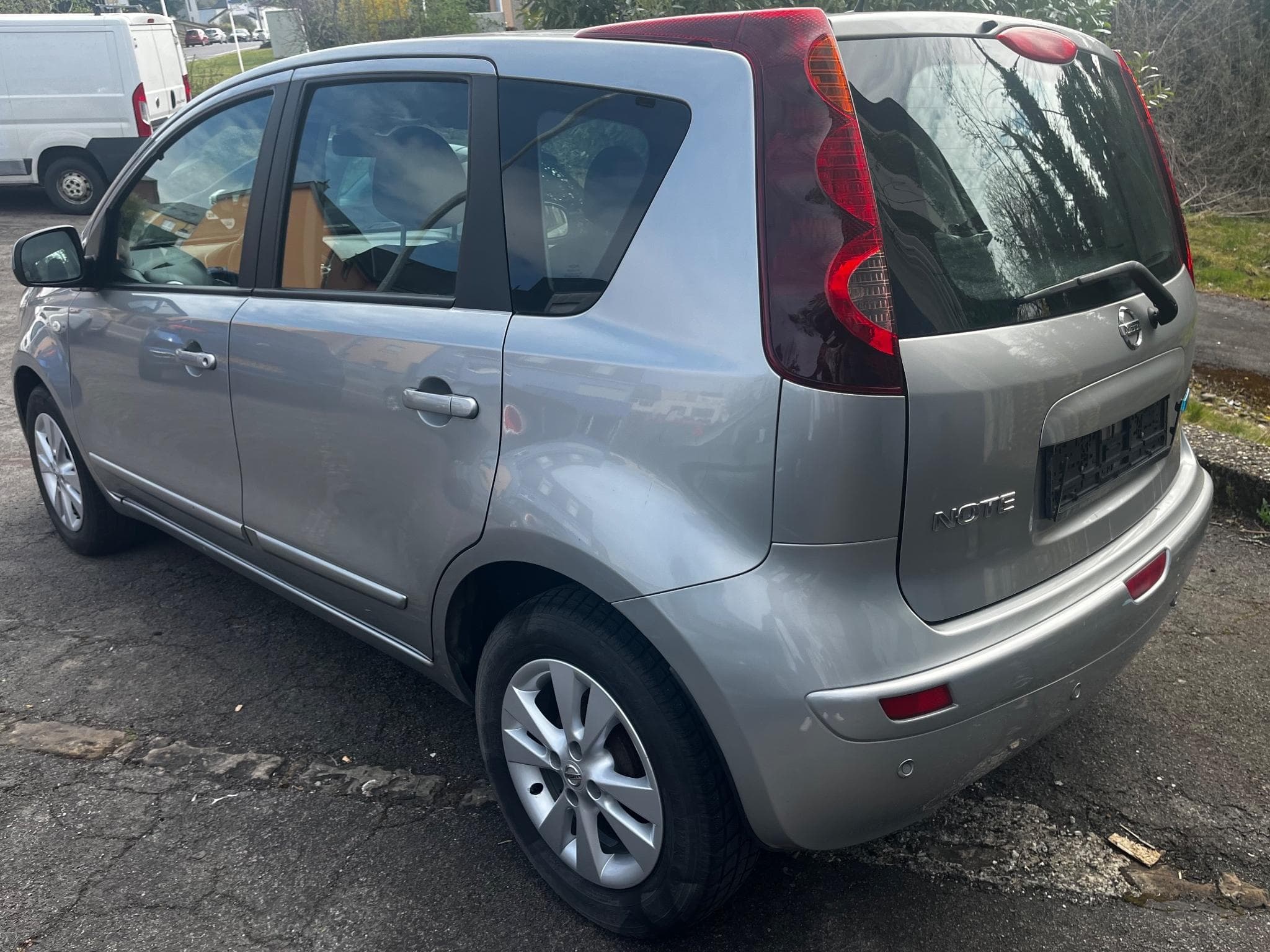 Nissan Note 1.4 essence (2010) - Foto 2