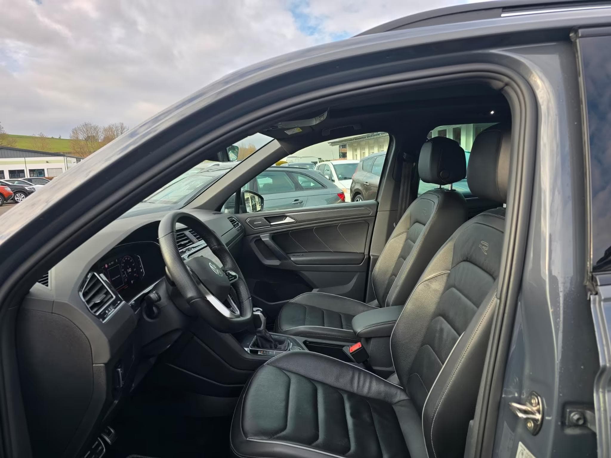 VW Tiguan 2.0 TDI R-Line 4M 20" Matrix DCC PANO (2020) - Photo 3