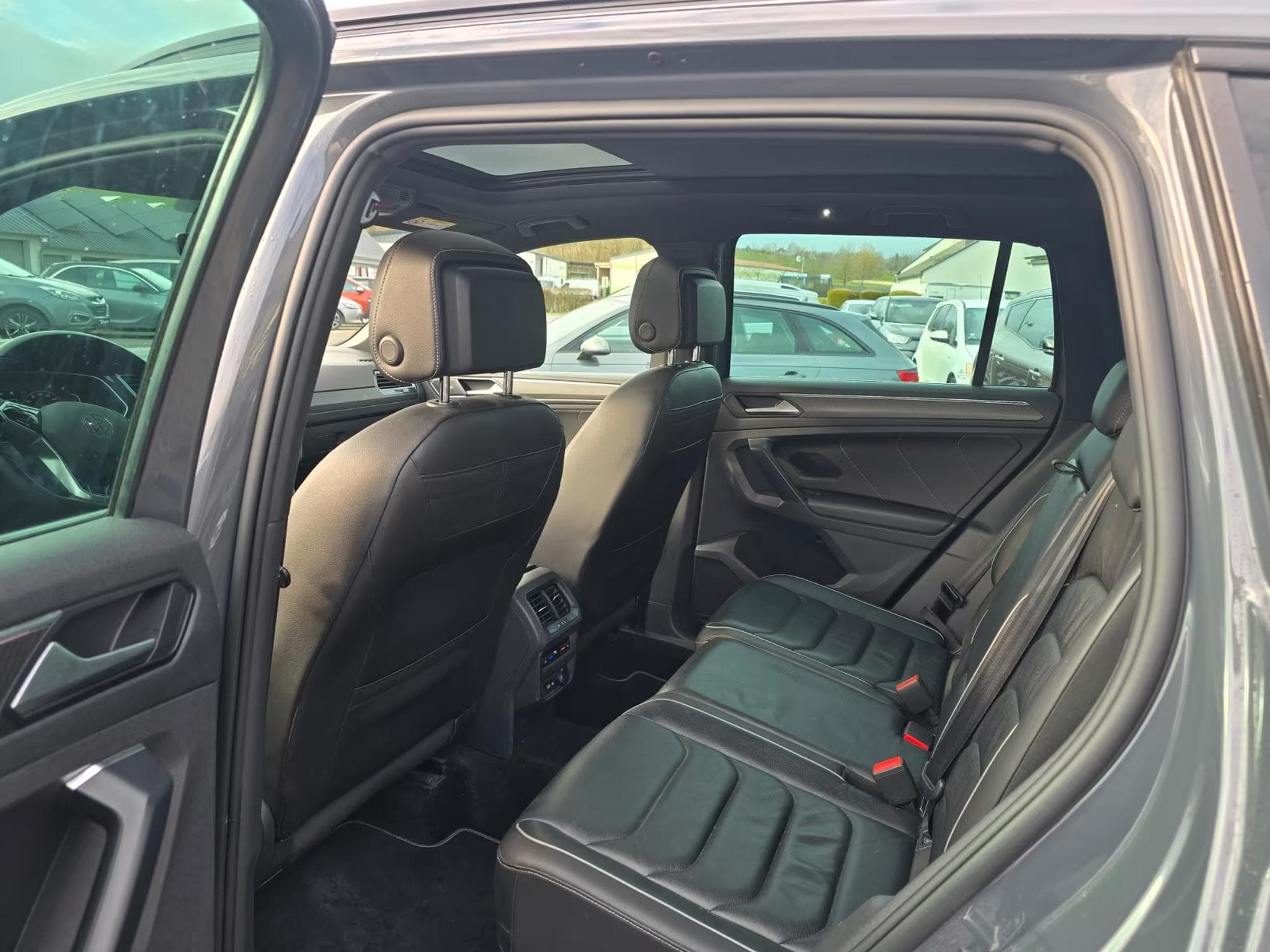 VW Tiguan 2.0 TDI R-Line 4M 20" Matrix DCC PANO (2020) - Photo 4