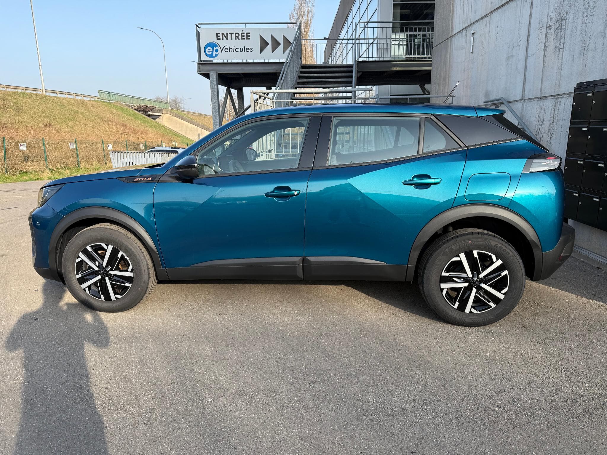 Peugeot 2008 1.2 PURETECH 100 STYLE (2025) - Photo 2