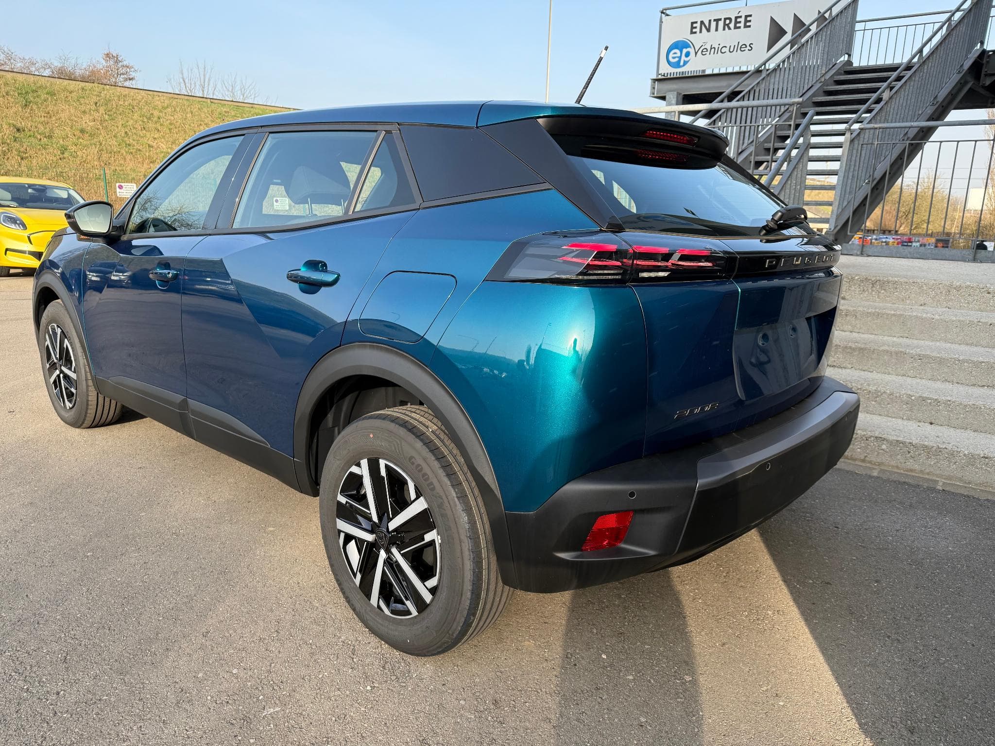 Peugeot 2008 1.2 PURETECH 100 STYLE (2025) - Photo 3