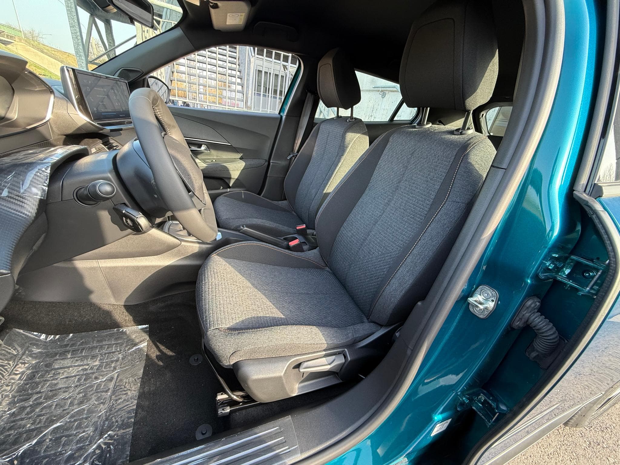 Peugeot 2008 1.2 PURETECH 100 STYLE (2025) - Photo 5