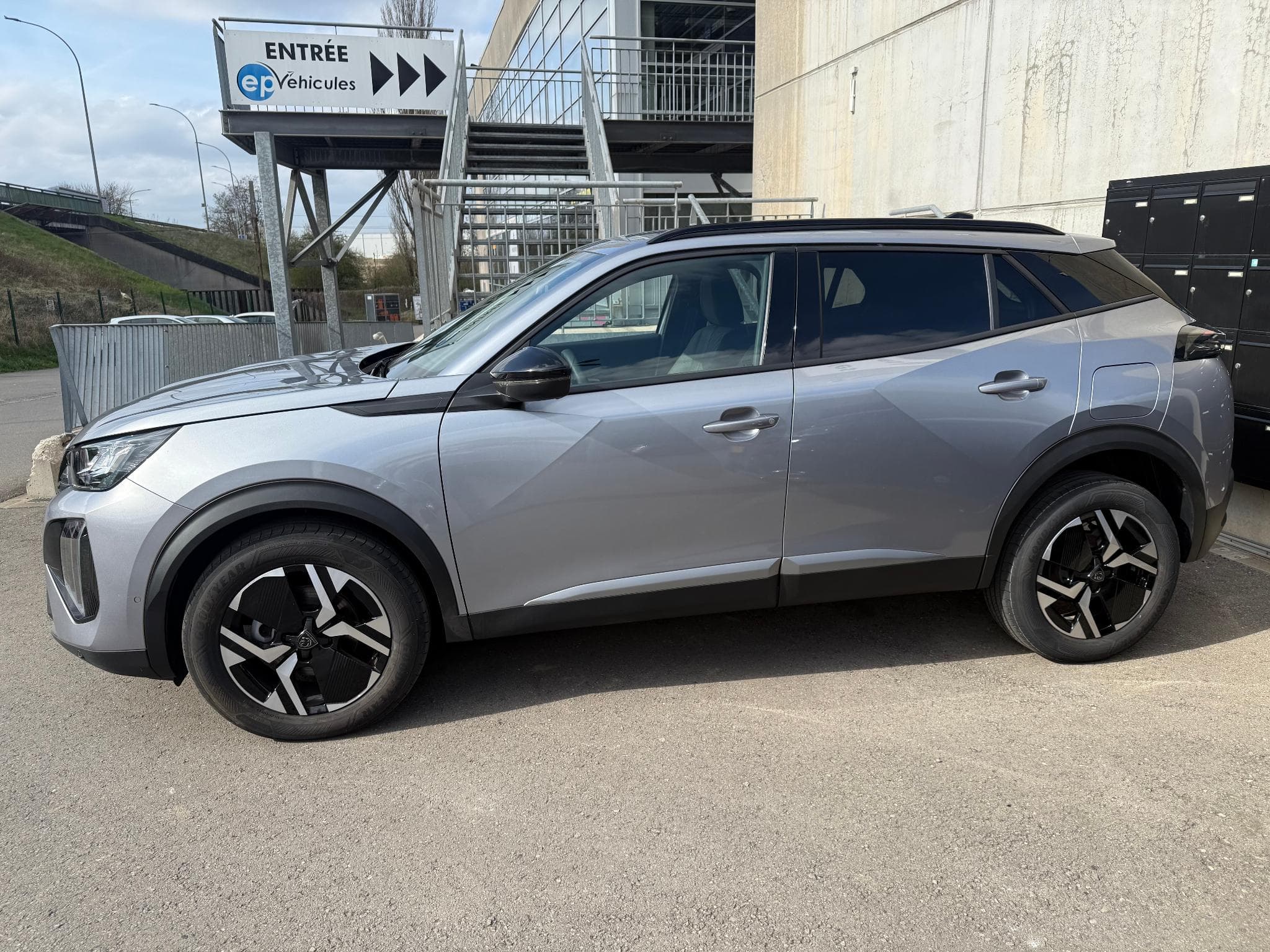 Peugeot 2008 1.2 PURETECH 100 ALLURE (2025) - Photo 2