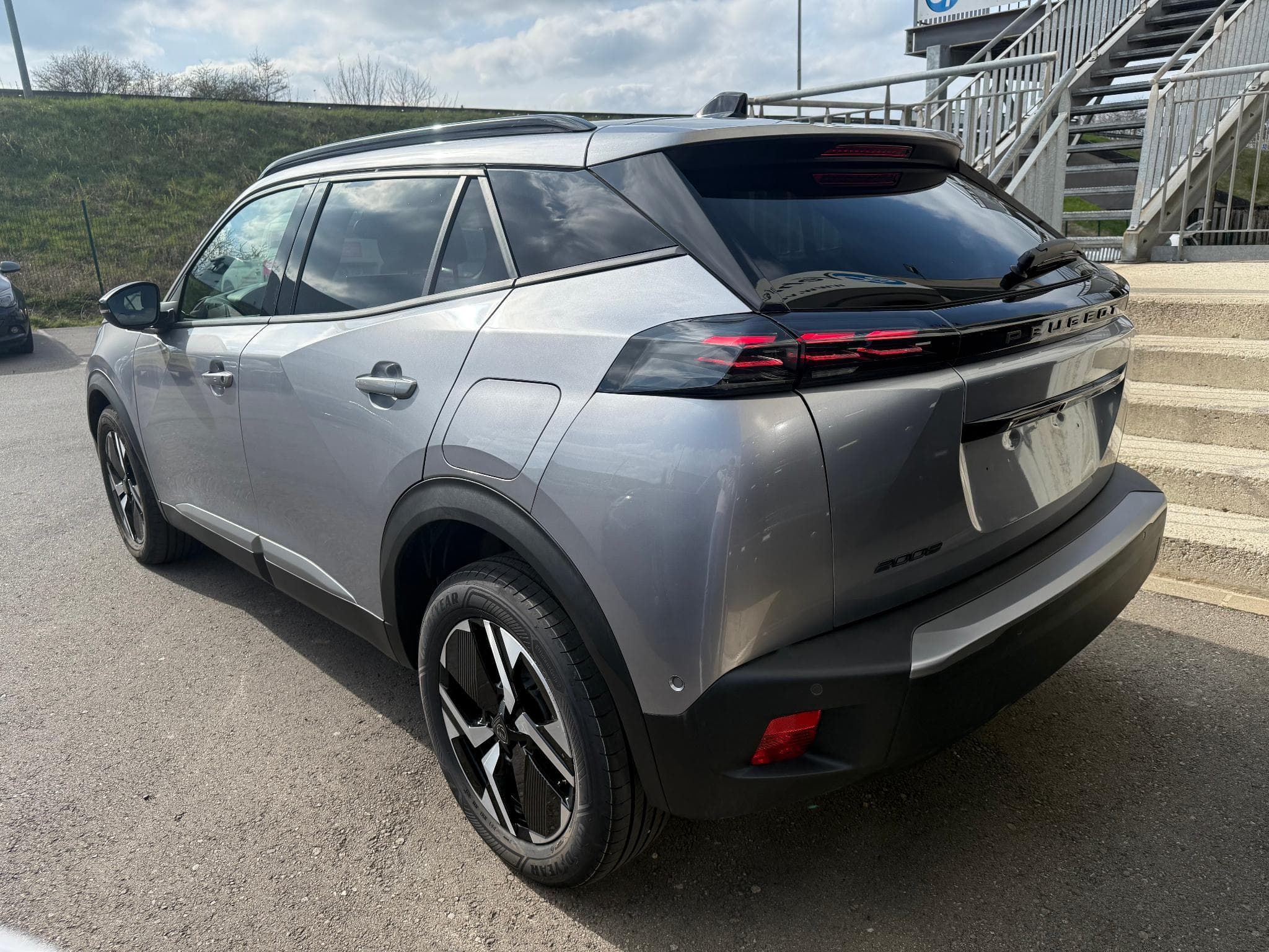 Peugeot 2008 1.2 PURETECH 100 ALLURE (2025) - Photo 3