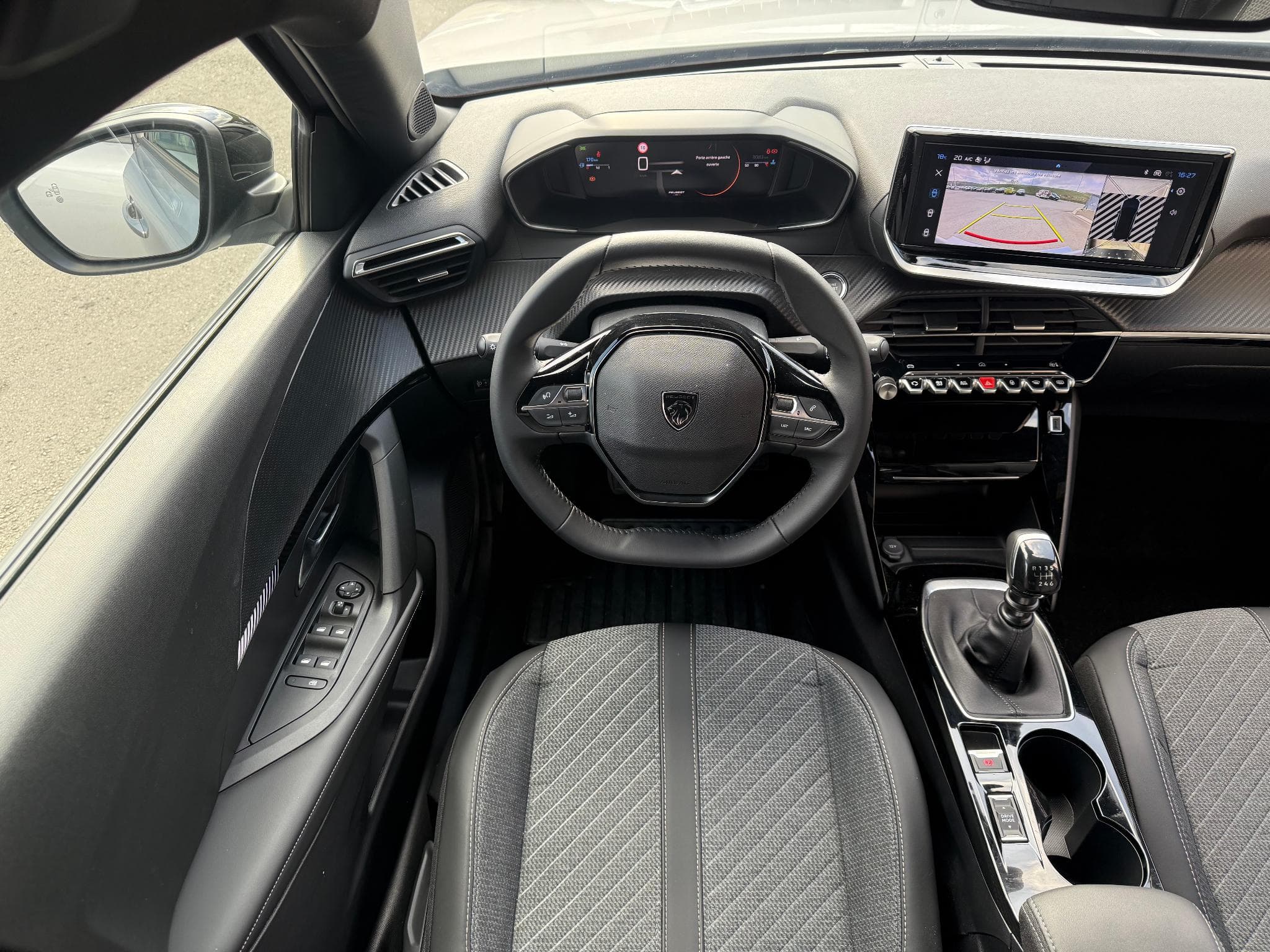 Peugeot 2008 1.2 PURETECH 100 ALLURE (2025) - Photo 4