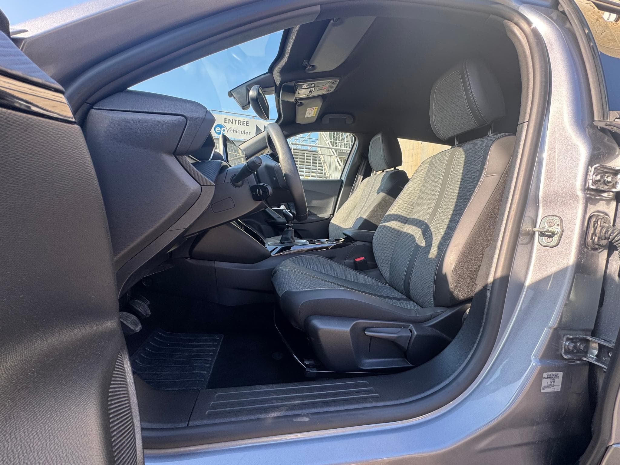 Peugeot 2008 1.2 PURETECH 100 ALLURE (2025) - Photo 5