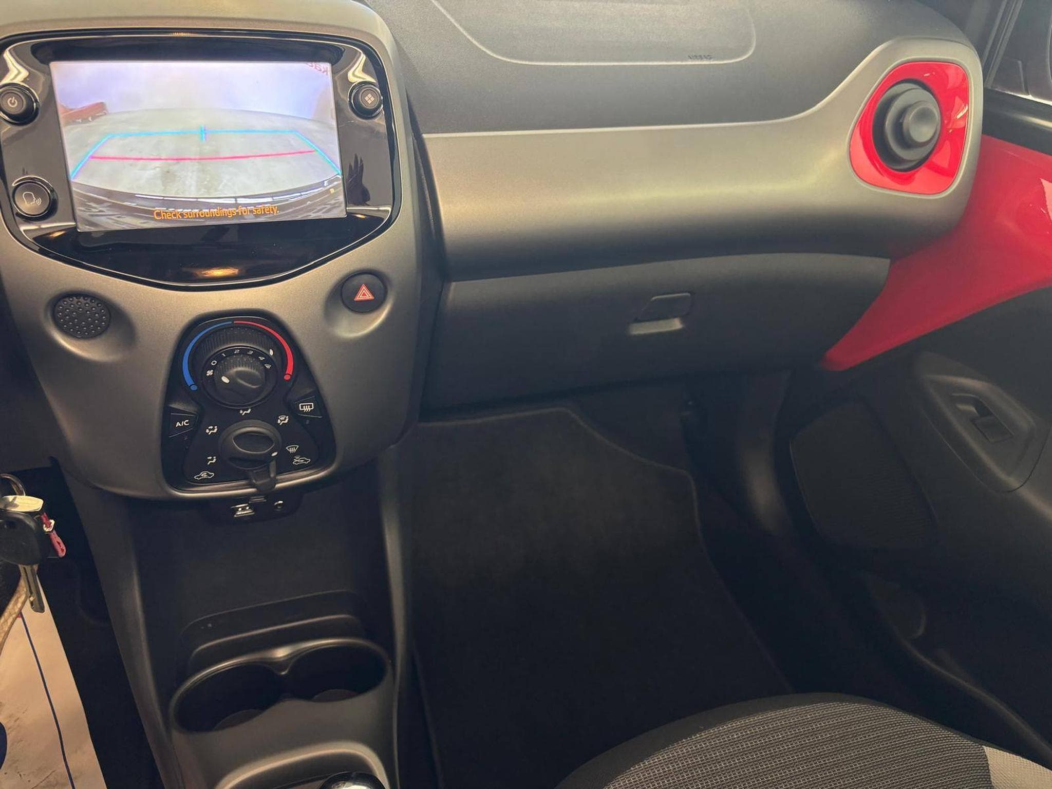 Toyota Aygo x-Play (2020) - Photo 10