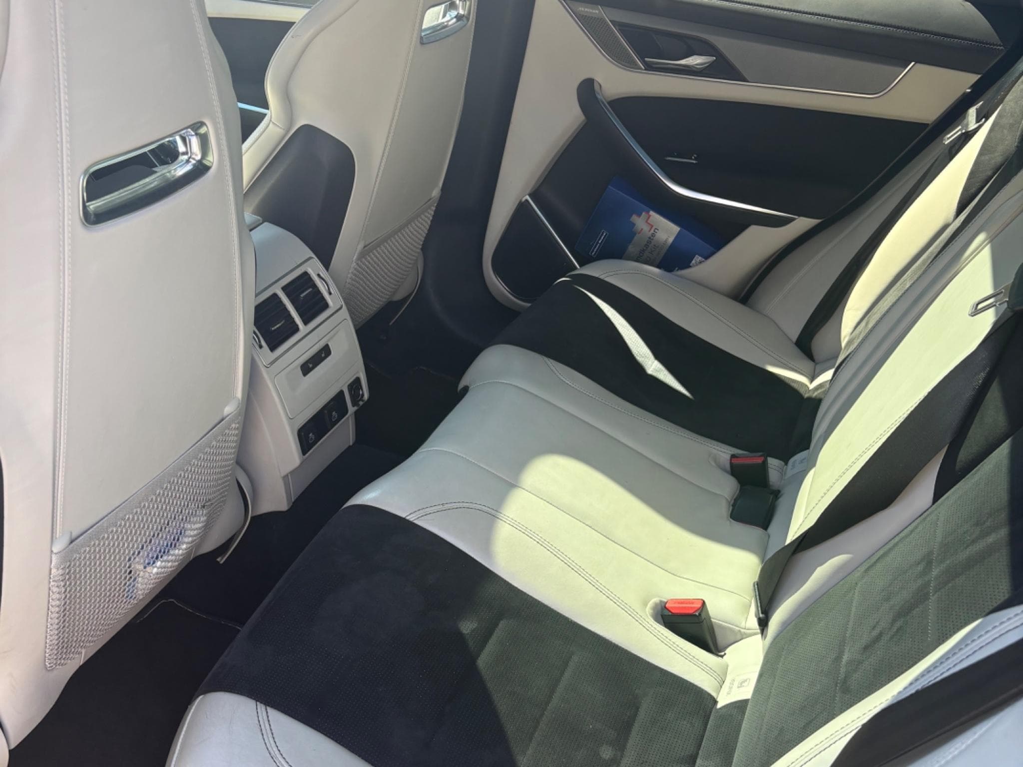 Jaguar F-Pace SVR (2021) - Photo 4