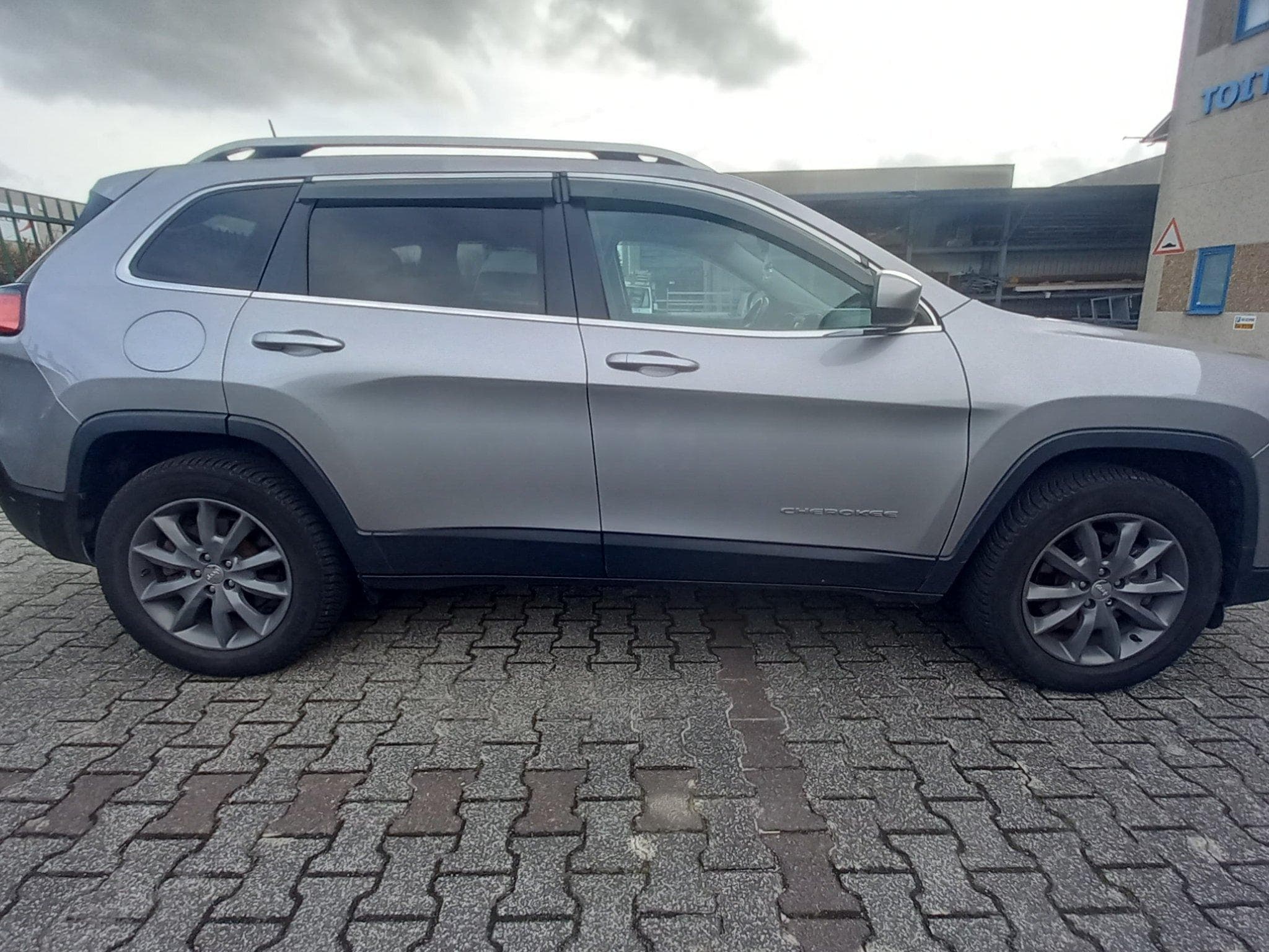 Jeep Cherokee CHEROKEE LATITUDE 4WD (2020) - Foto 1