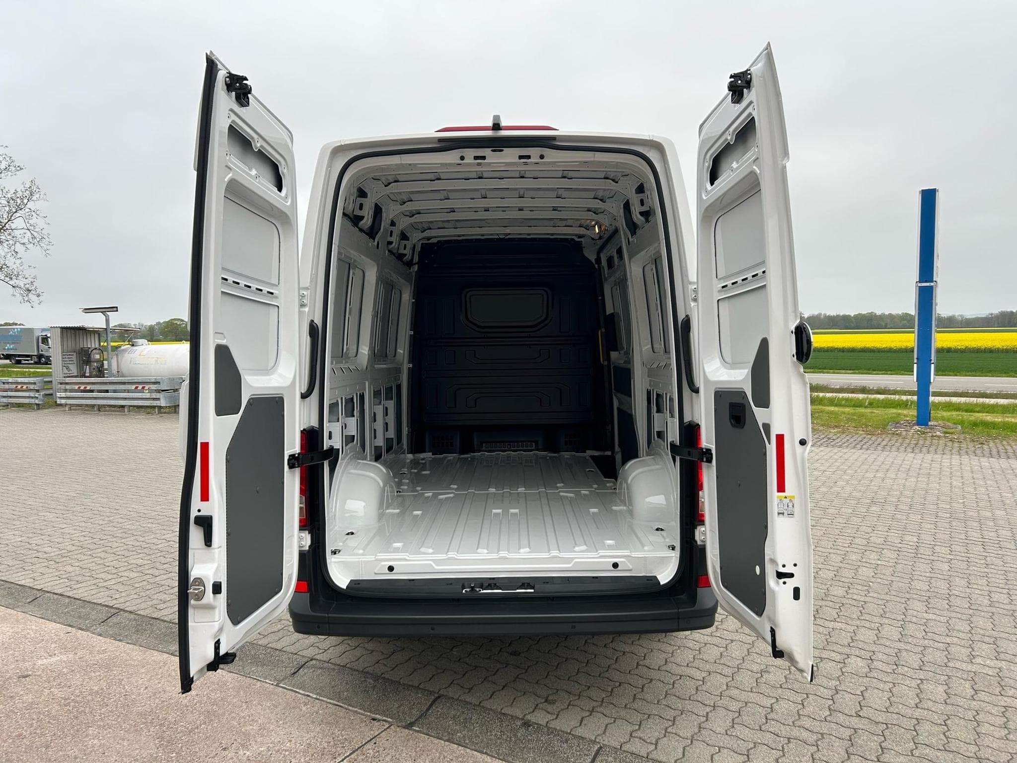 VW Crafter 35 2.0 TDI (2026) - Photo 17