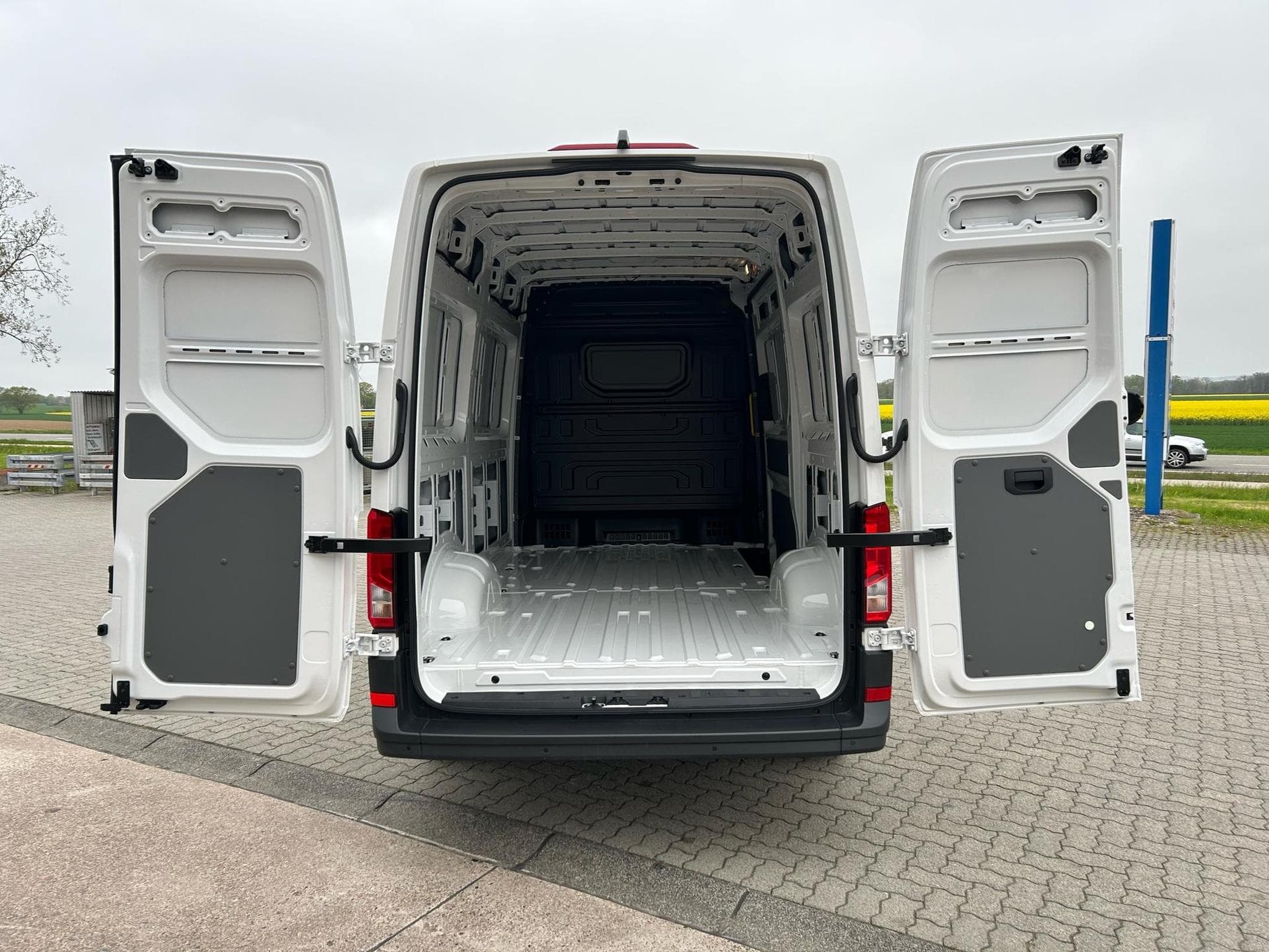 VW Crafter 35 2.0 TDI (2026) - Photo 18