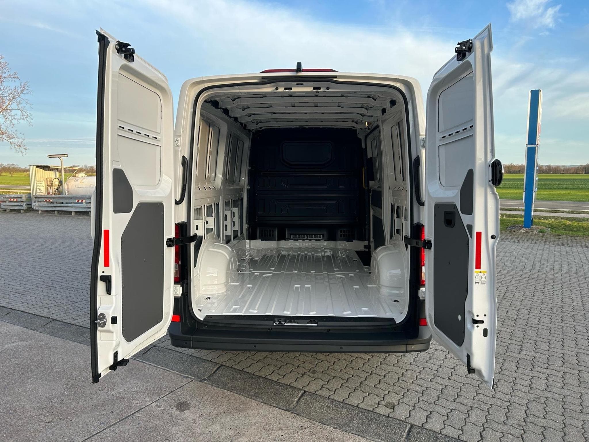 VW Crafter 30 2.0 TDI (2026) - Foto 17