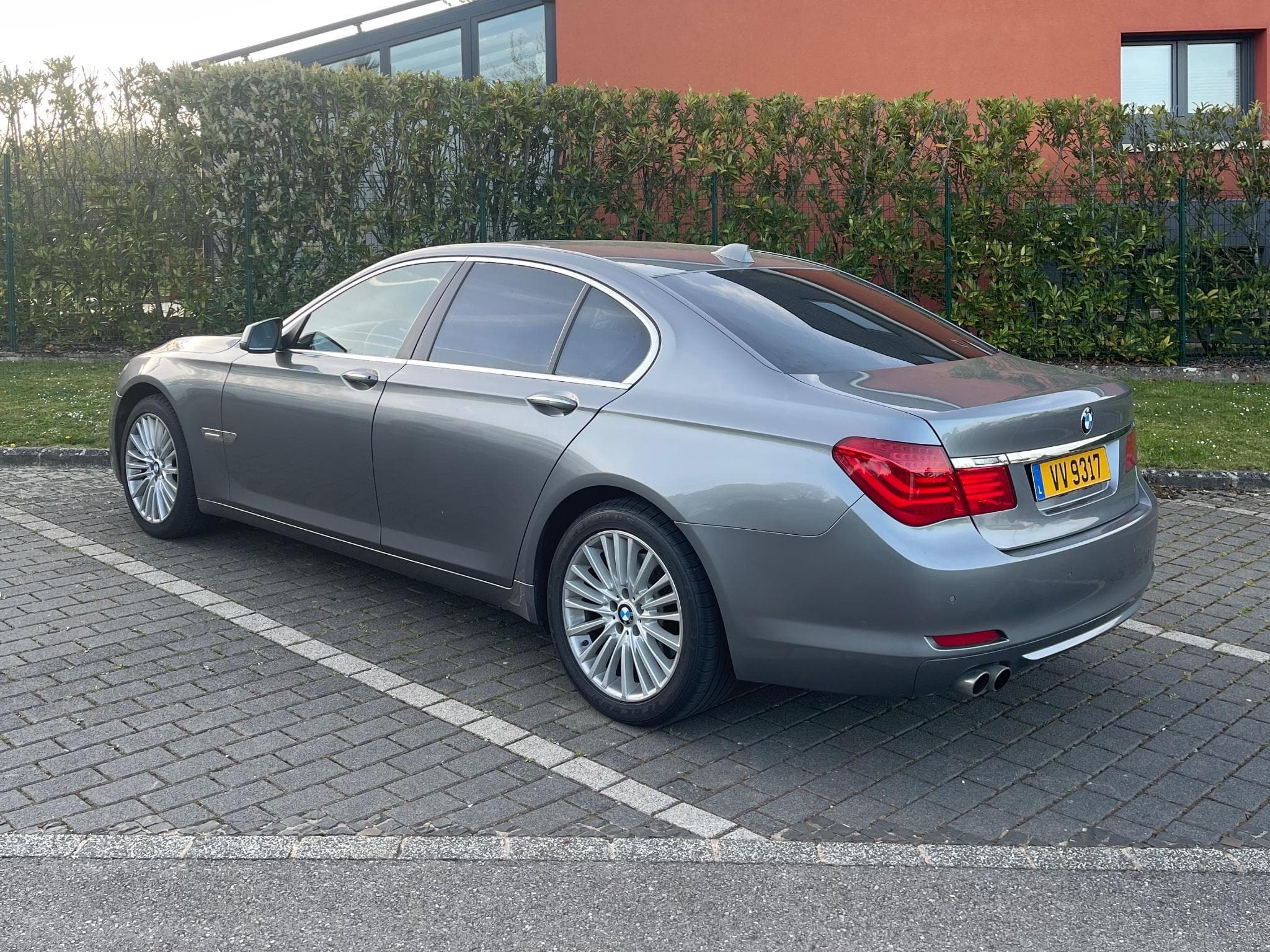 BMW 730 (2010) - Photo 1