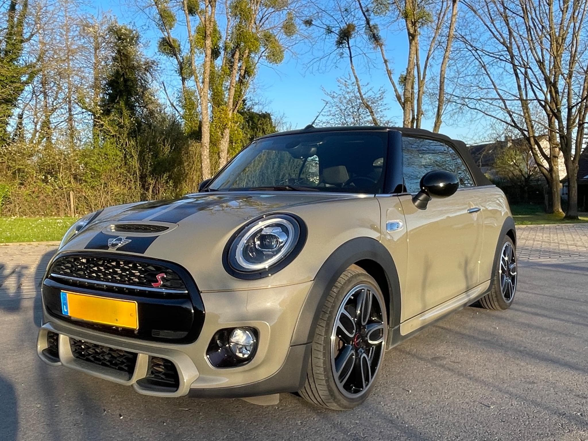 Mini Cabrio Cooper S - Works Package (2018) - Photo 2
