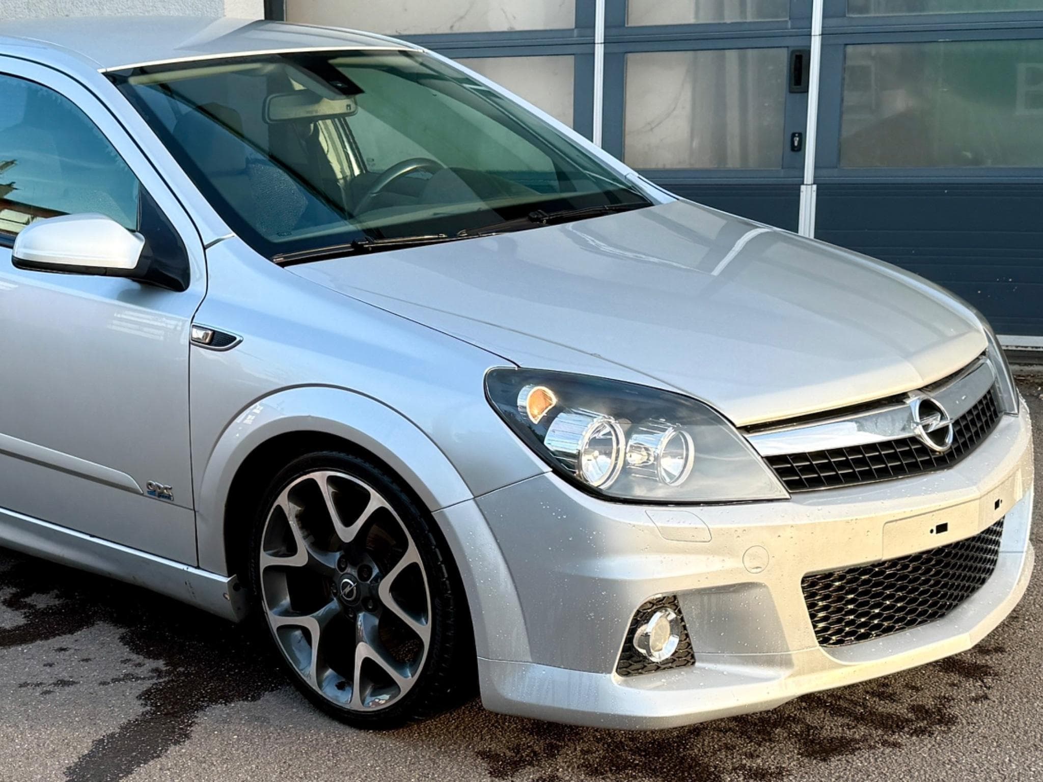 Opel Astra OPC-Line (2009) - Photo 1