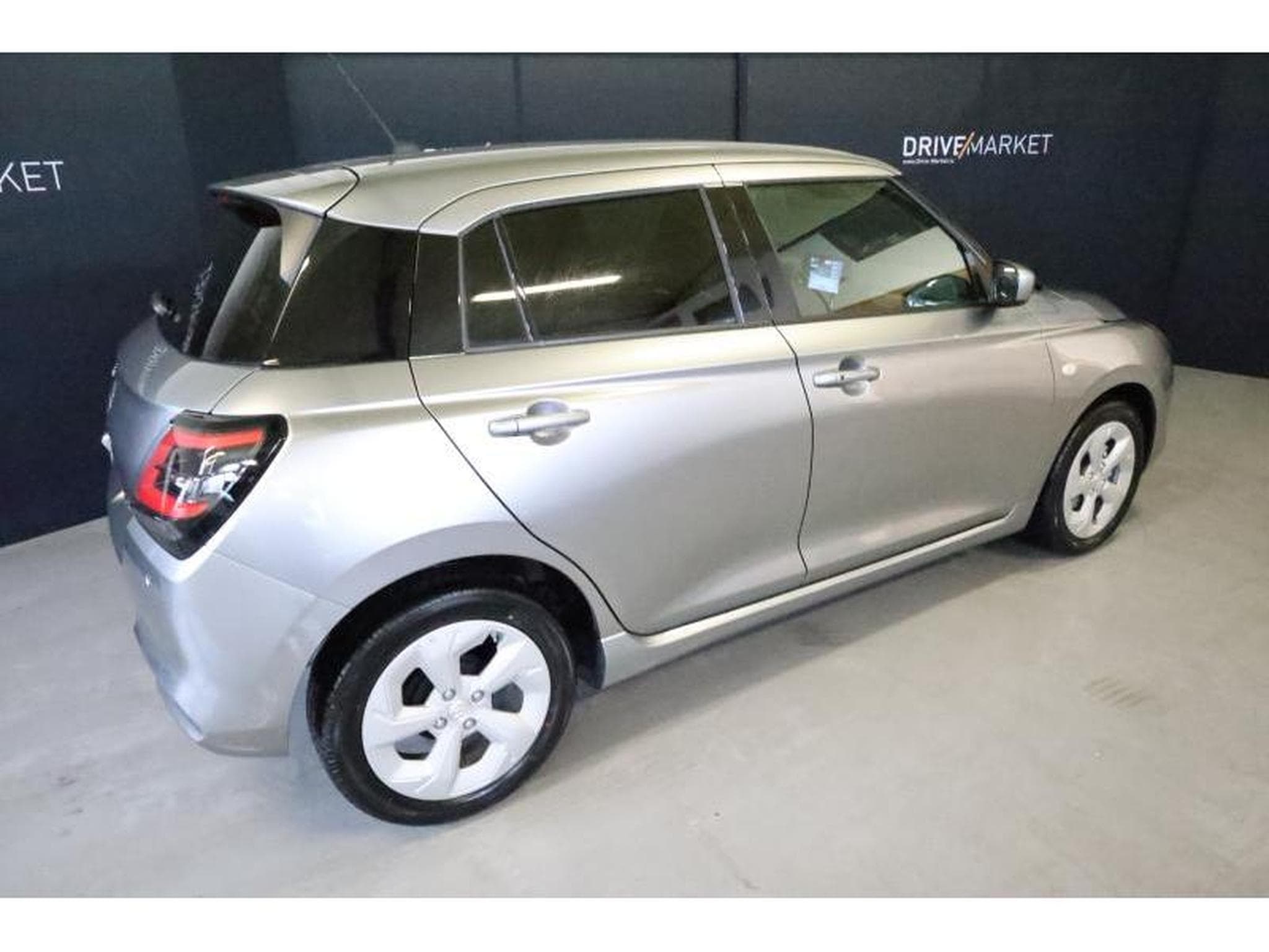 Suzuki Swift GL+ (2026) - Photo 16