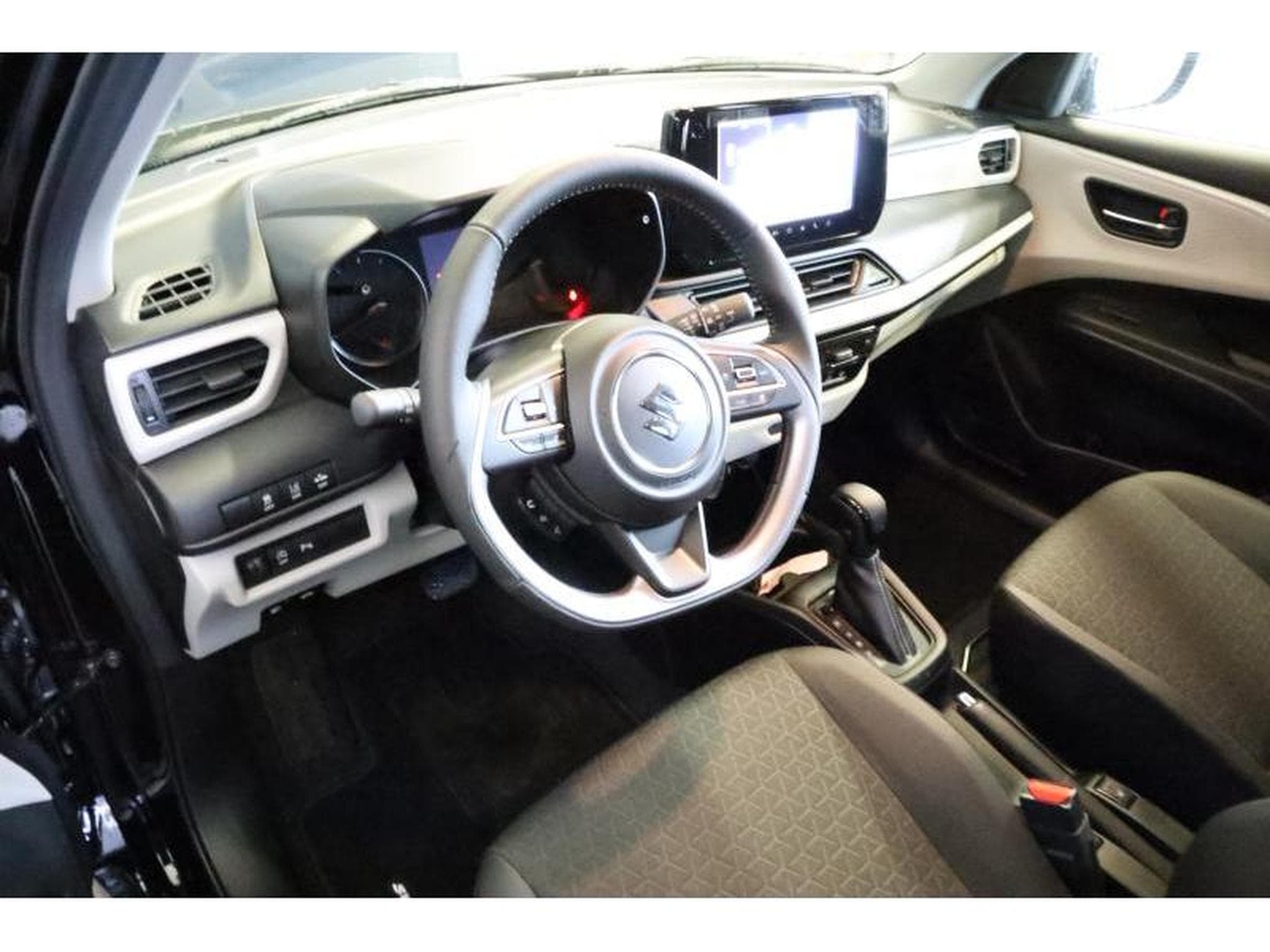 Suzuki Swift GL+ (2026) - Photo 9
