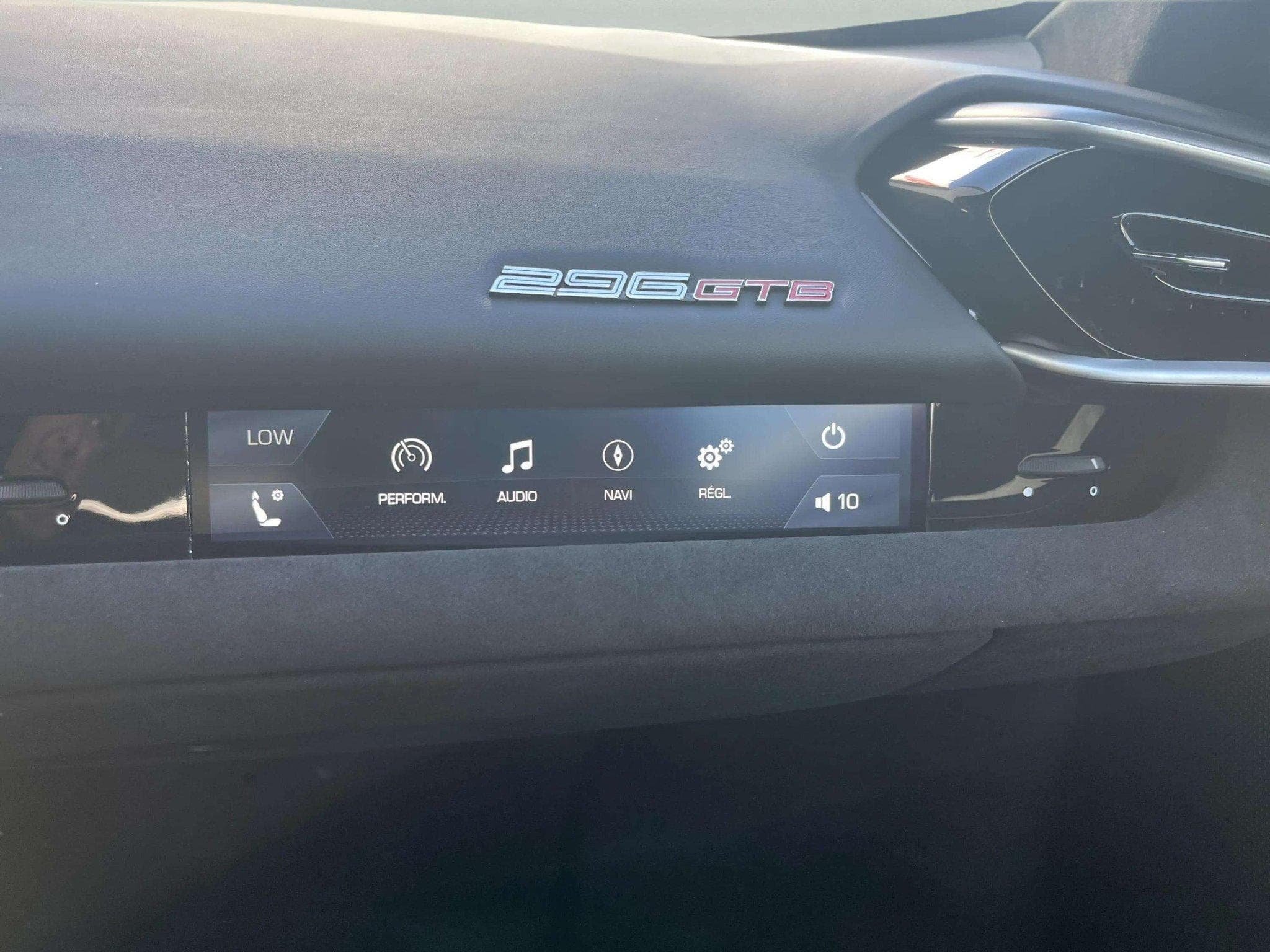 Ferrari 296 GTB (2024) - Photo 14