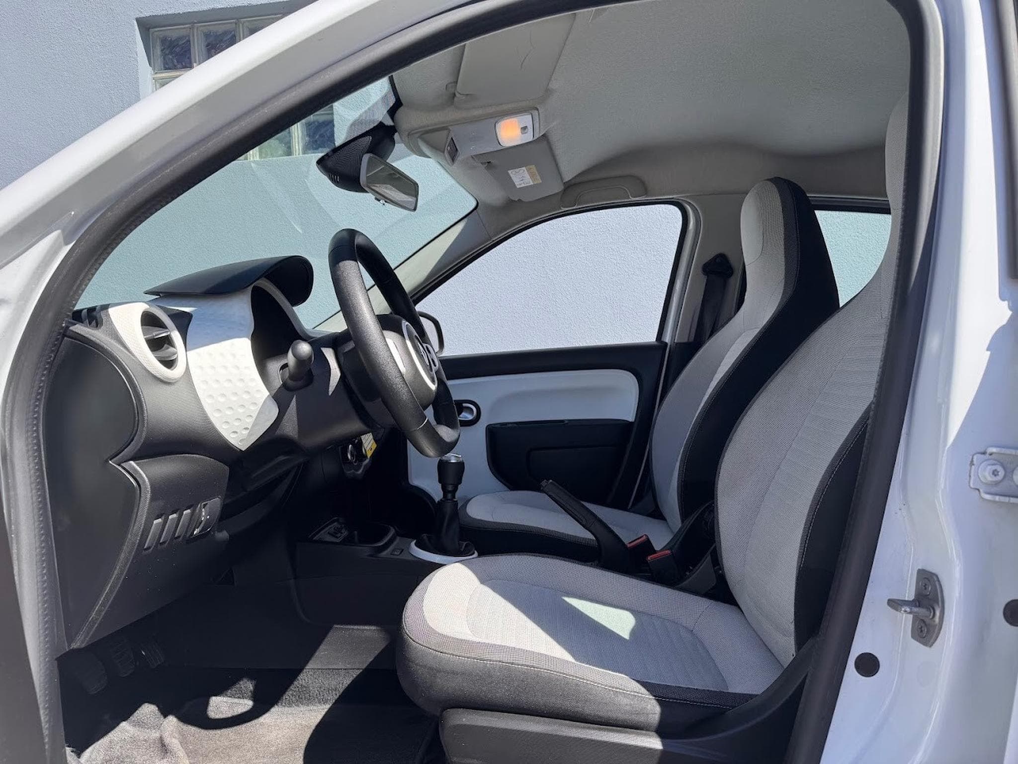 Renault Twingo 0.9 SCE 65 CV ZEN 1ERE MAIN CARNET (2020) - Photo 9