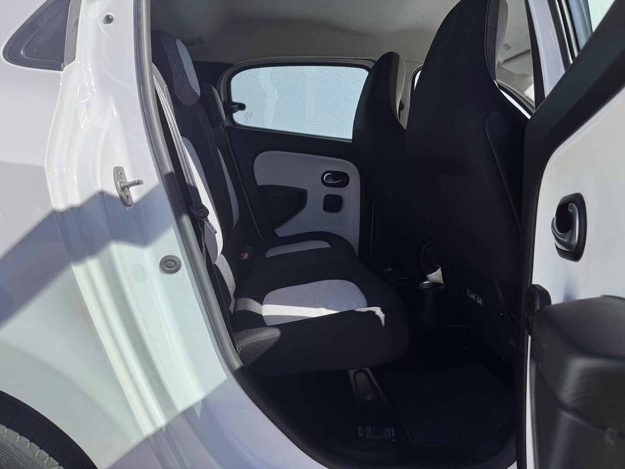 Renault Twingo 0.9 SCE 65 CV ZEN 1ERE MAIN CARNET (2020) - Photo 11